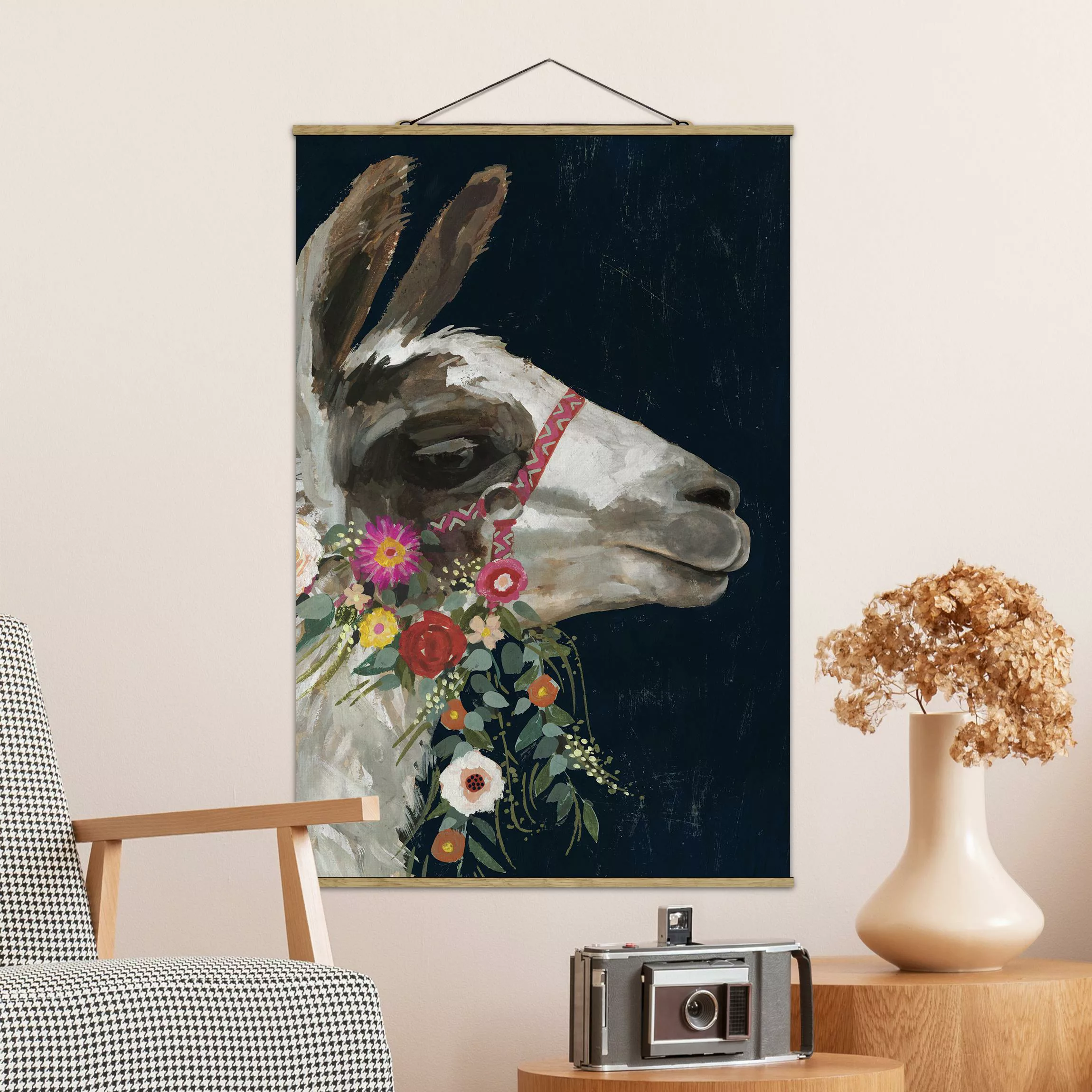 Stoffbild Tiere mit Posterleisten - Hochformat Lama mit Blumenschmuck I günstig online kaufen