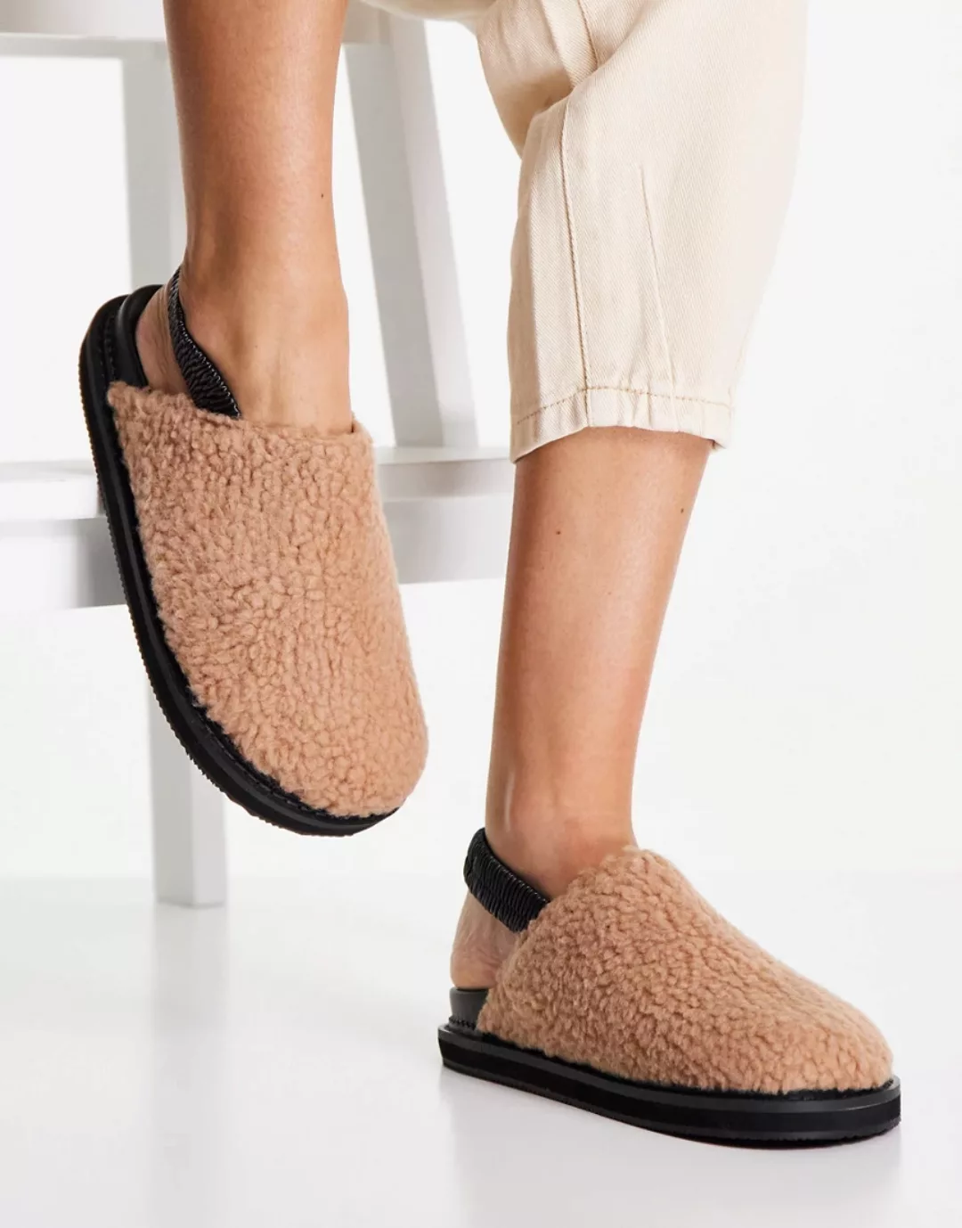 Public Desire – Fortune – Clogs aus Teddyfell in Camel-Neutral günstig online kaufen