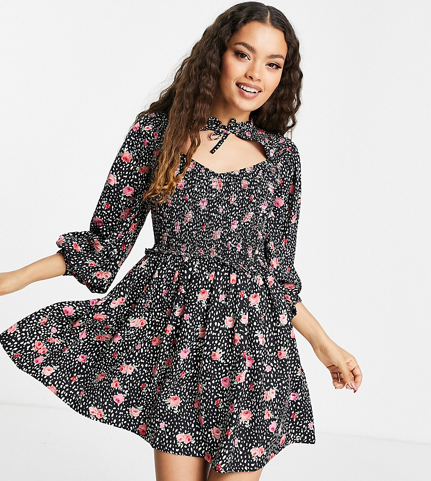 Miss Selfridge Petite – Gerafftes Minikleid mit Zierausschnitten und Rosenp günstig online kaufen