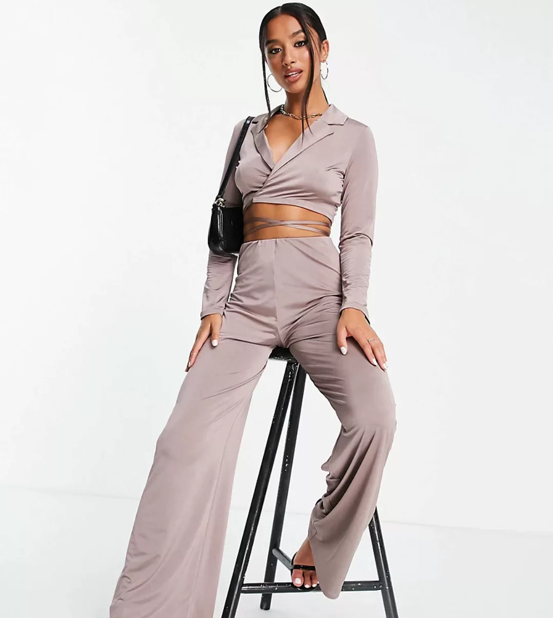 ASOS DESIGN Petite – Anzug-Blazer mit Wickeldesign aus satinartigem Jersey günstig online kaufen
