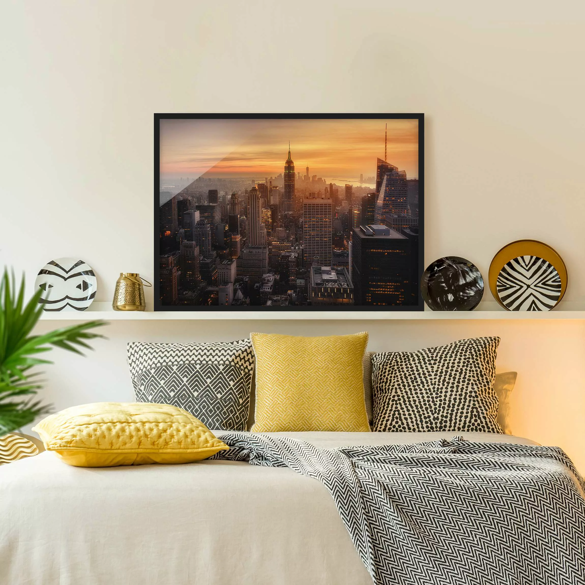 Bild mit Rahmen Architektur & Skyline - Querformat Manhattan Skyline Abends günstig online kaufen