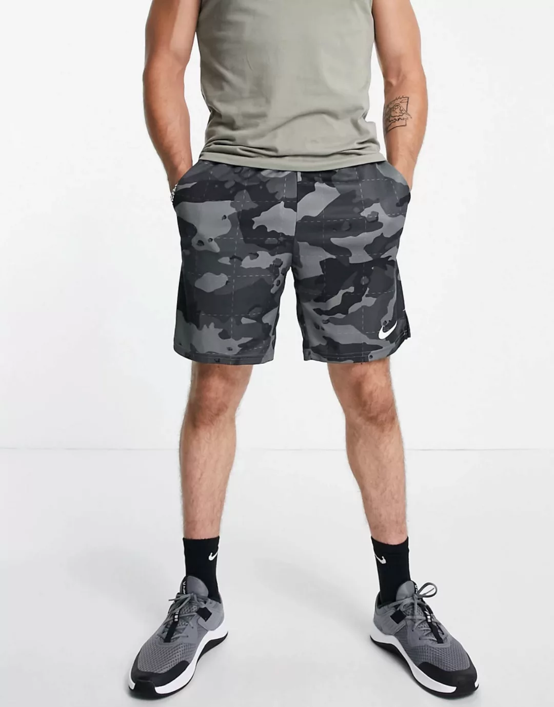 Nike Training – Shorts in Khaki mit durchgehendem Military-Muster-Grün günstig online kaufen
