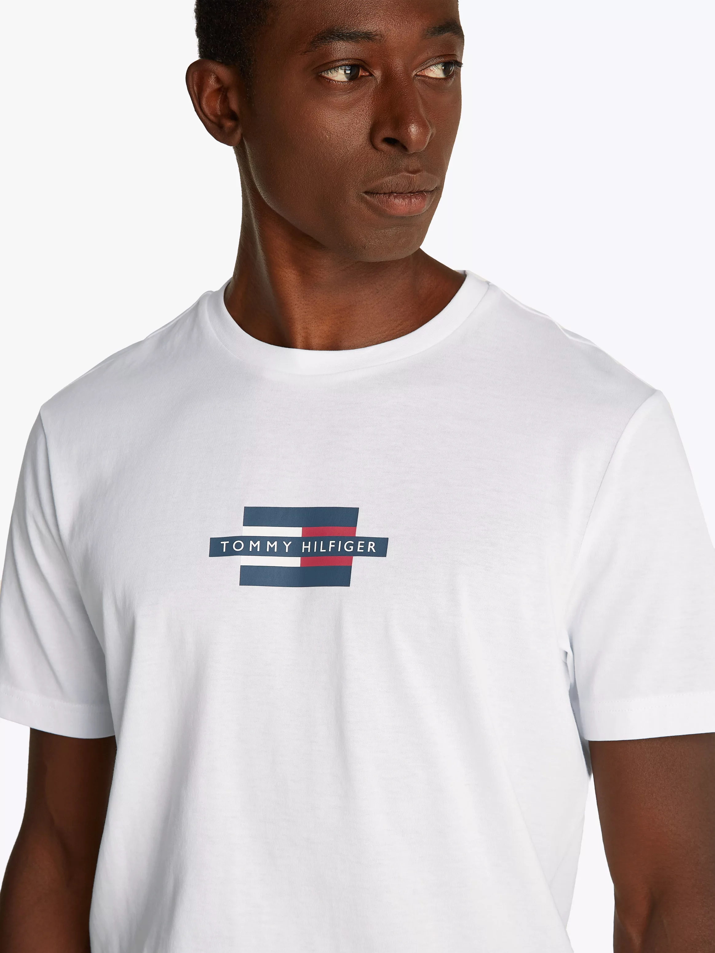 Tommy Hilfiger Kurzarmshirt "FLAG BOX TEE", Mit Rundhalsausschnitt günstig online kaufen