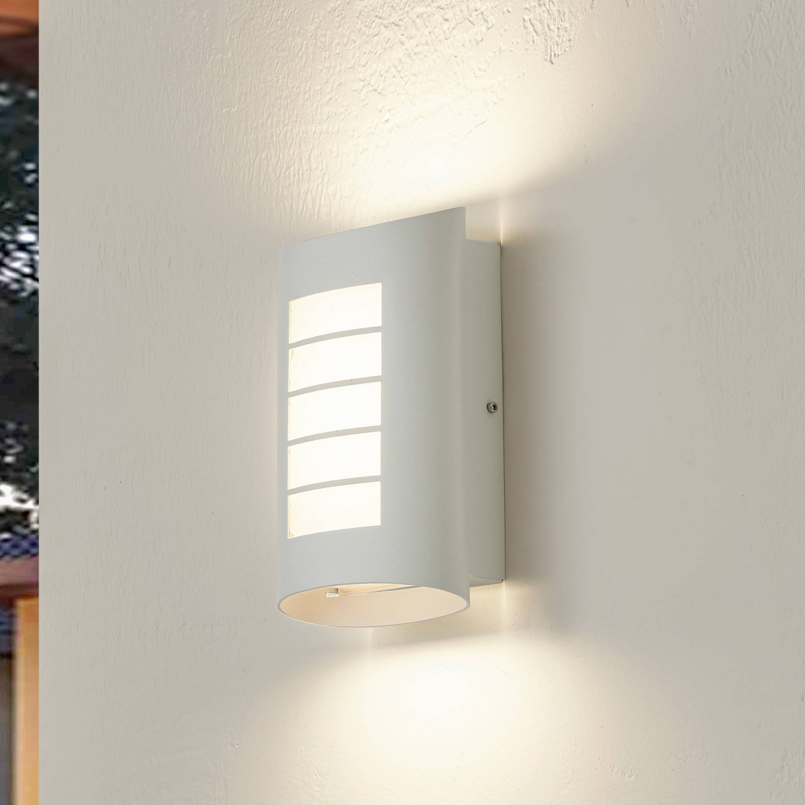 Lindby LED-Außenwandleuchte Ismael, weiß, Alu, Höhe 26,8 cm günstig online kaufen