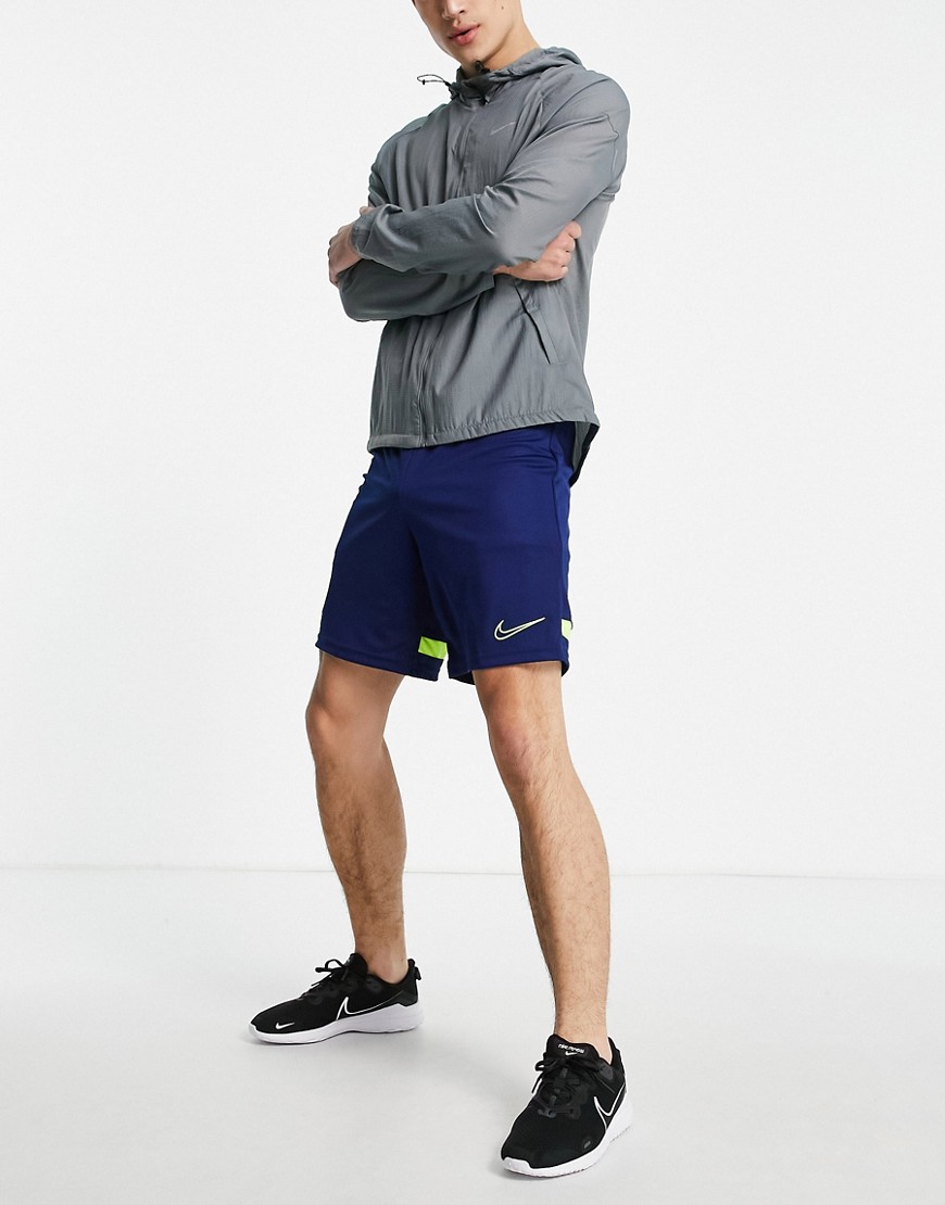 Nike Football – Academy – Shorts in Marineblau und Volt günstig online kaufen