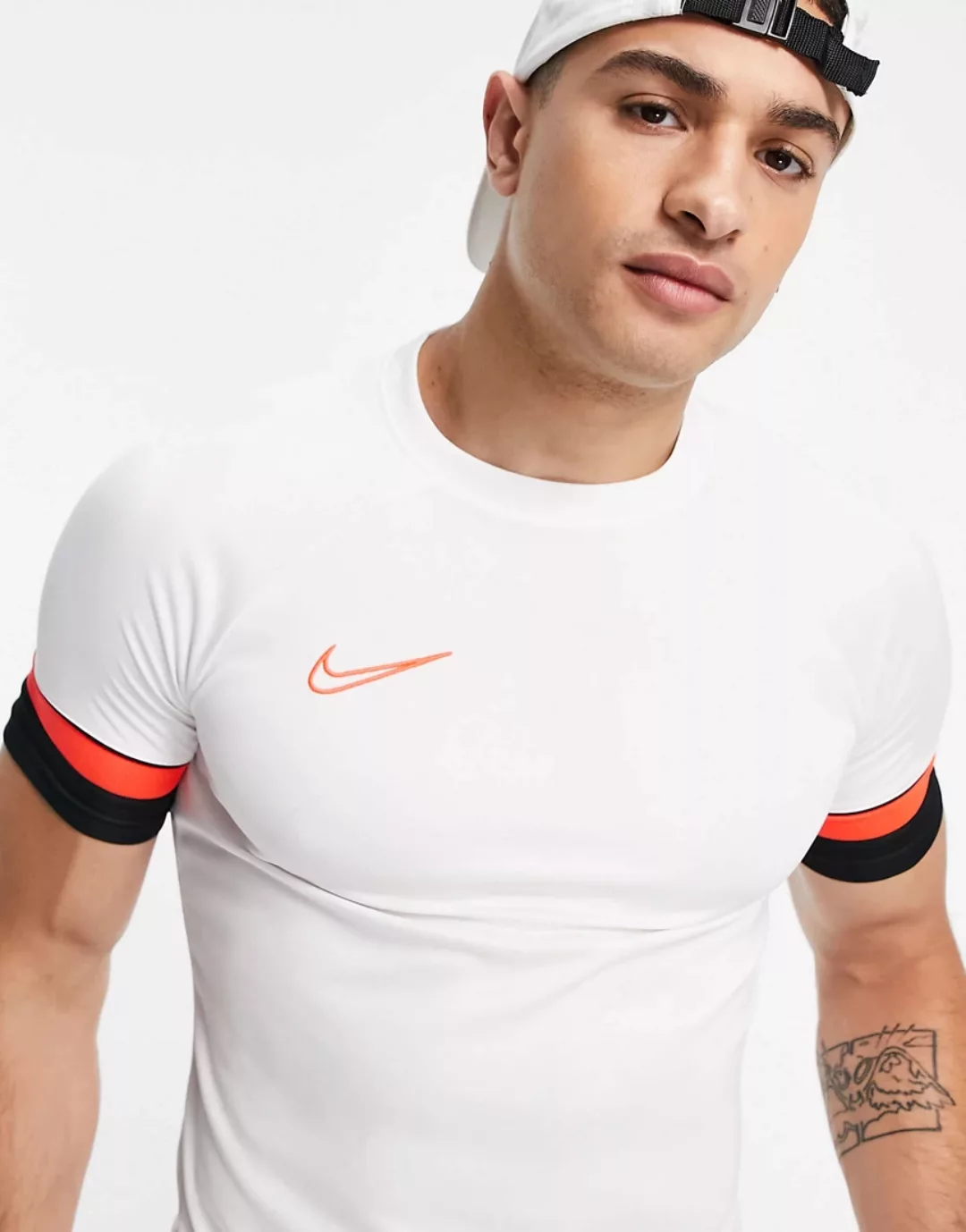 Nike Football – Dri-FIT Academy 21 – T-Shirt in Weiß und Rot günstig online kaufen