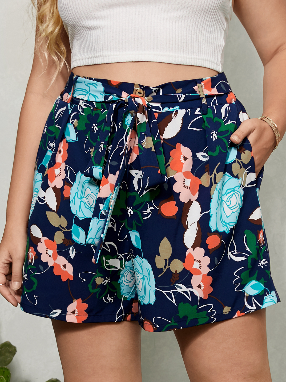YOINS Plus Size Blumendruck-Shorts mit Gürtel und Seitentaschen günstig online kaufen