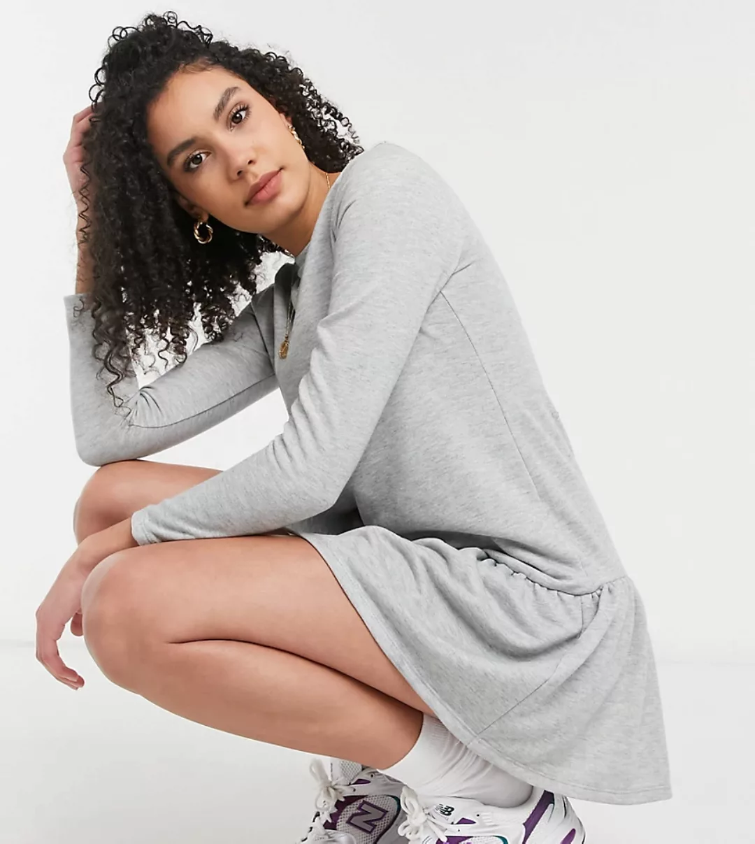 New Look Tall – Sweatshirtkleid mit asymmetrischem Saum in Hellgrau günstig online kaufen