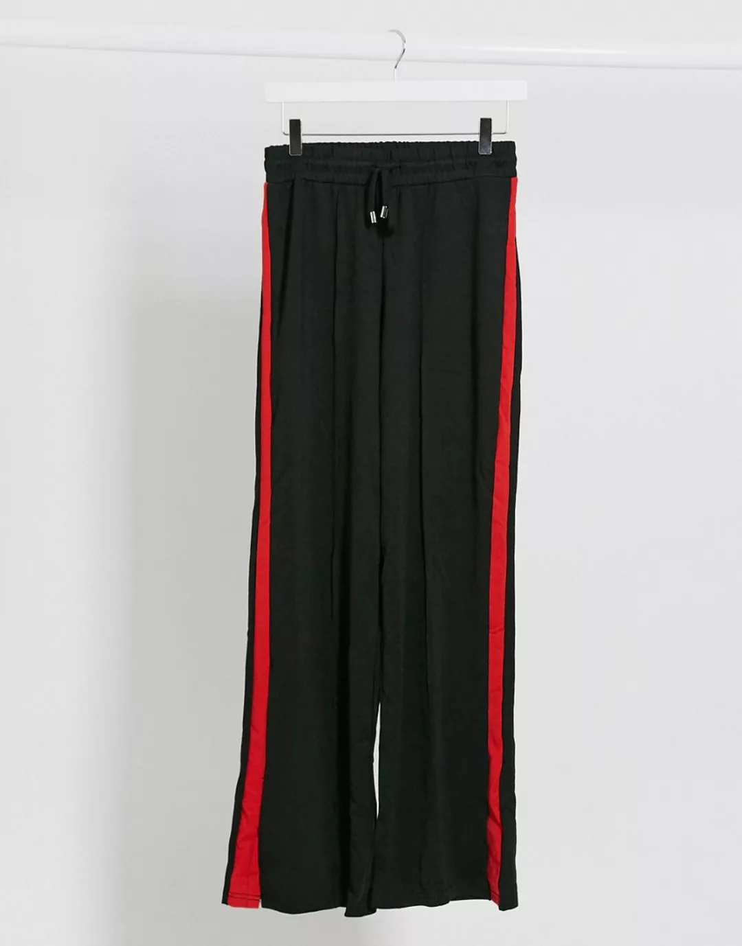 Brave Soul – Legere Hose mit weitem Bein in Schwarz mit roten Streifen günstig online kaufen