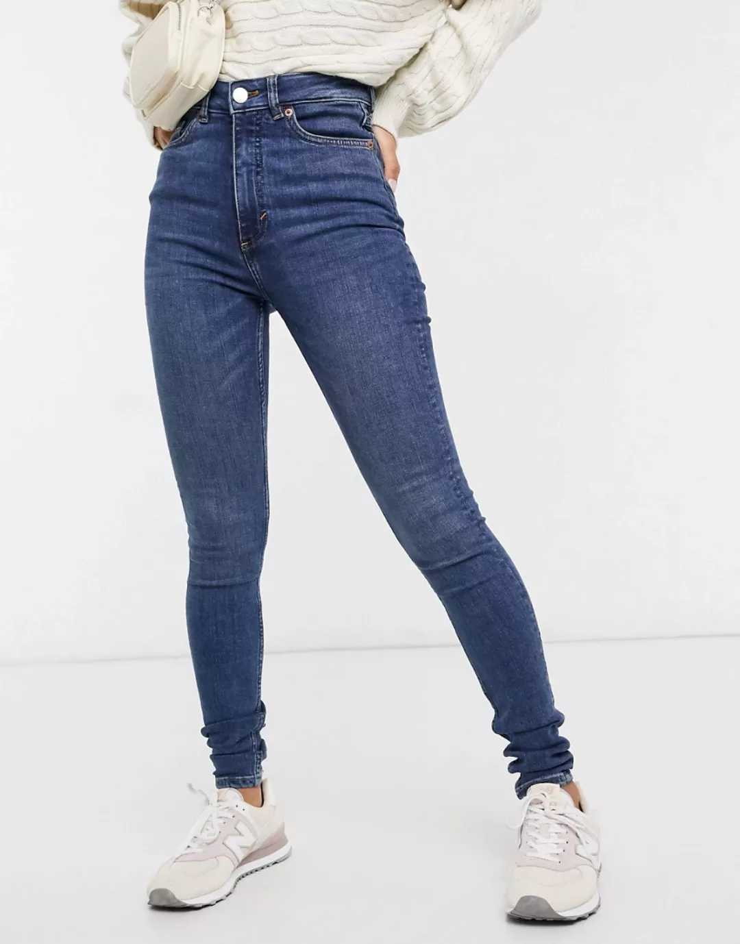 Monki – Oki – Eng geschnittene Jeans aus Bio-Baumwolle mit hohem Bund in Mi günstig online kaufen