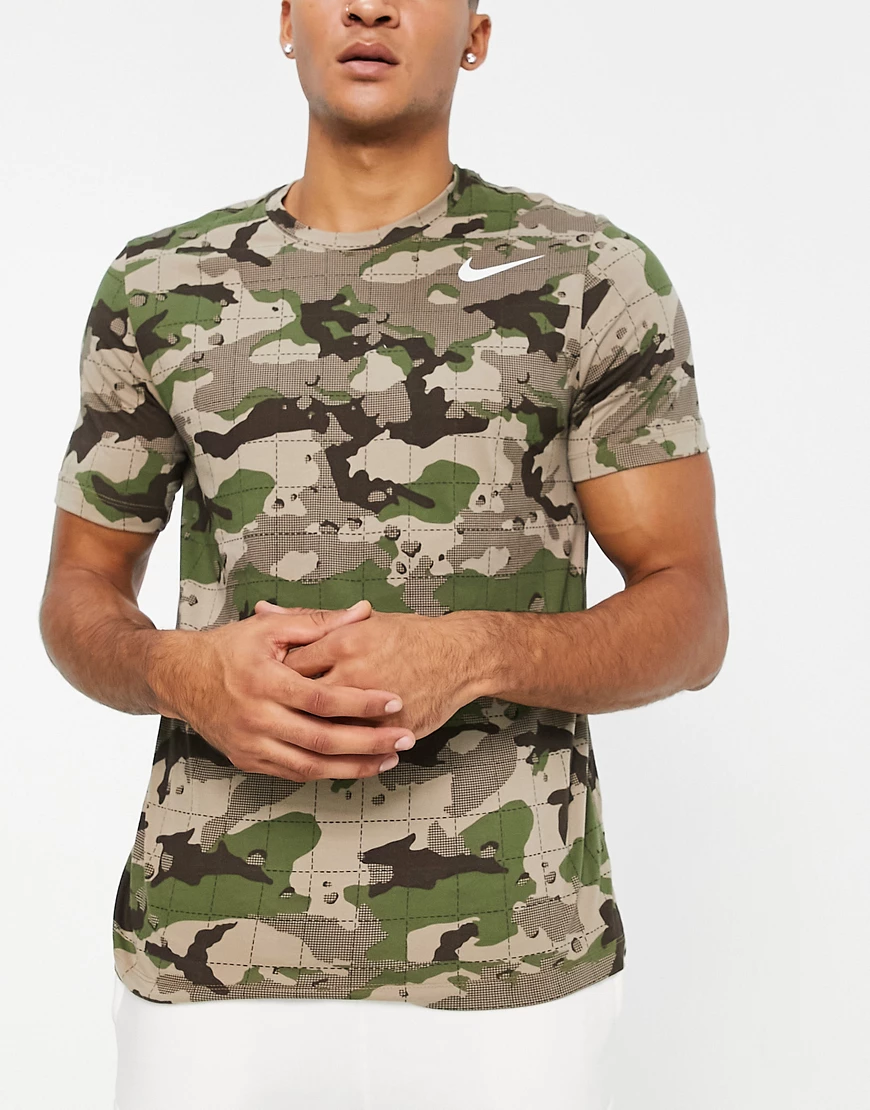 Nike Training – Dri-FIT – T-Shirt in Braun mit durchgehendem Military-Muste günstig online kaufen