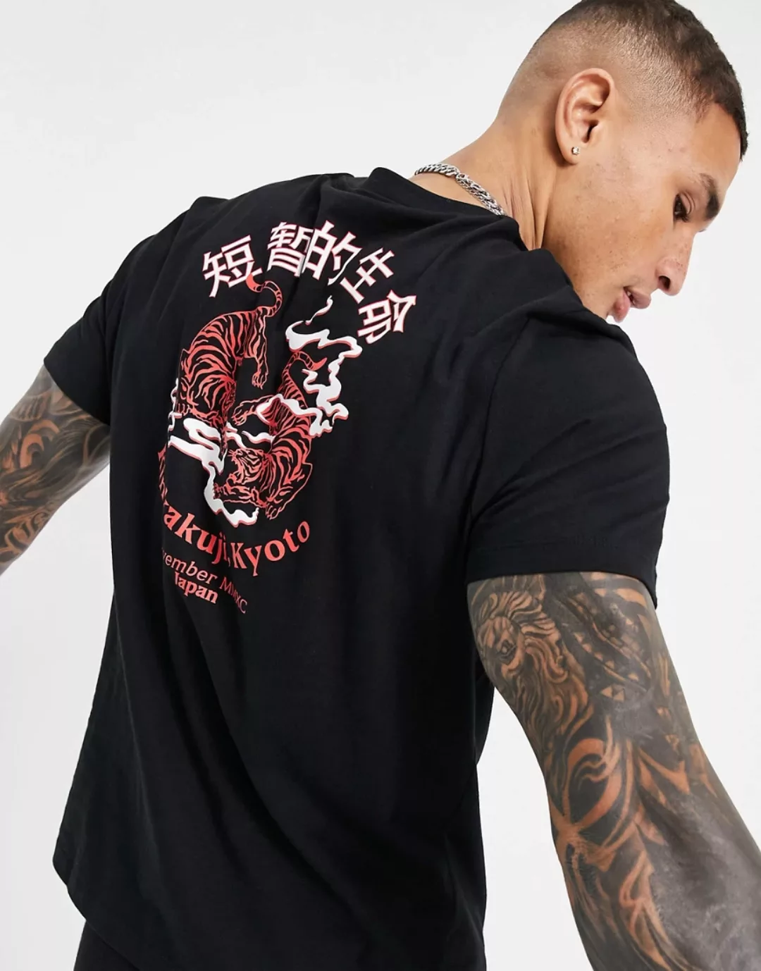 ASOS DESIGN – T-Shirt aus Bio-Baumwolle in Schwarz mit Tiger- und Text-Prin günstig online kaufen