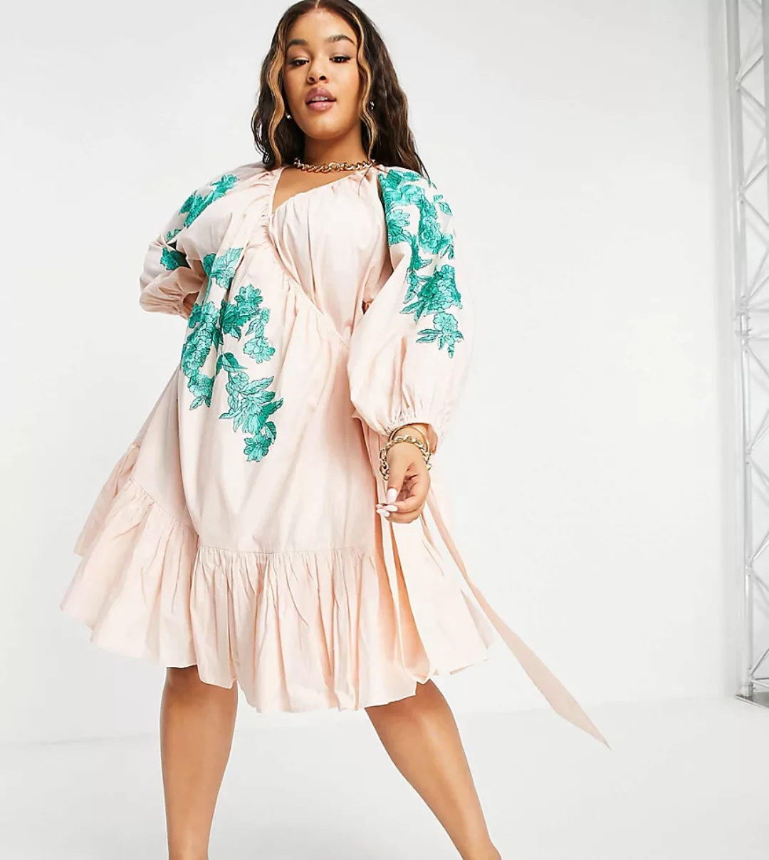 ASOS EDITION Curve – Besticktes Mini-Wickelkleid in Bonbonrosa mit Stufensa günstig online kaufen