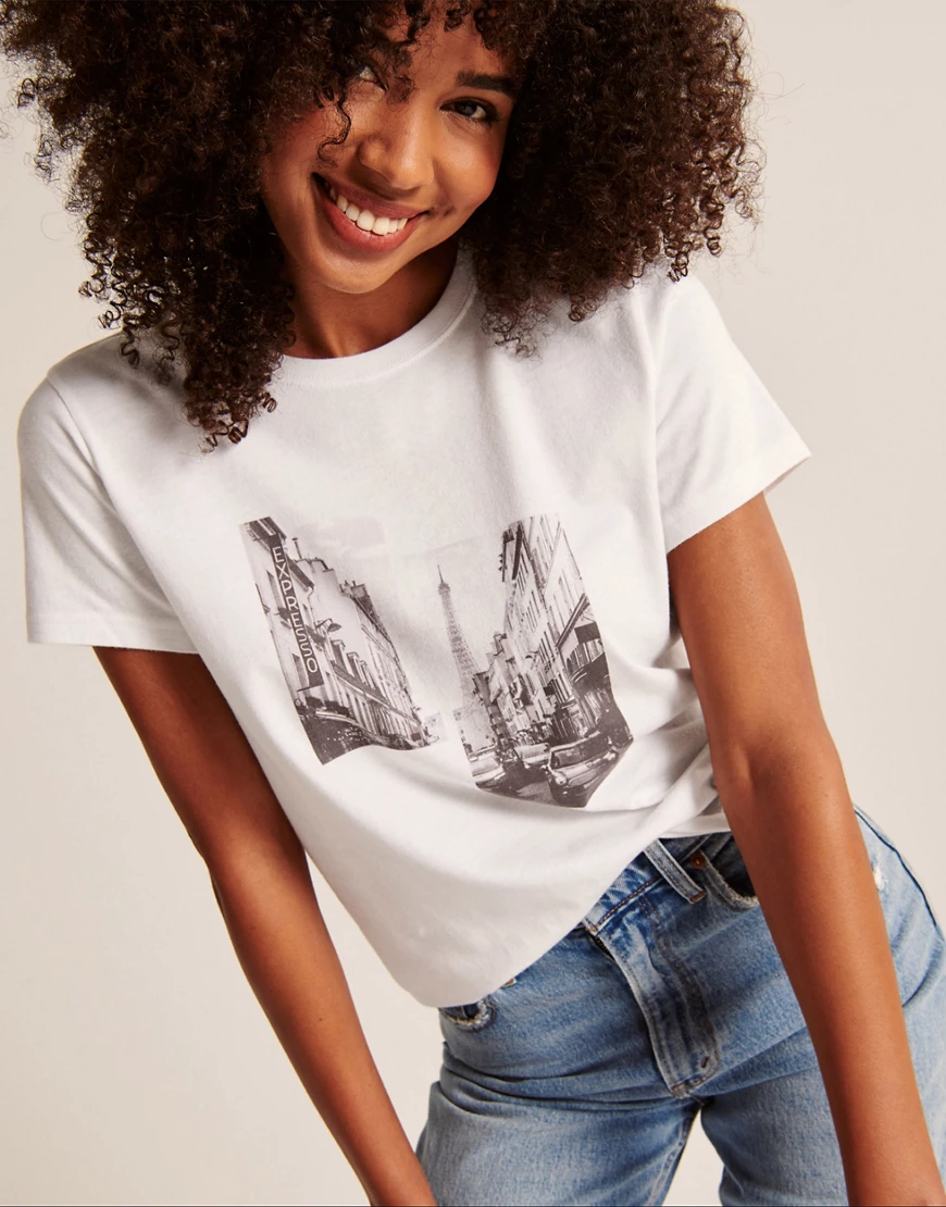 Abercrombie & Fitch – T-Shirt in Weiß mit Grafik günstig online kaufen
