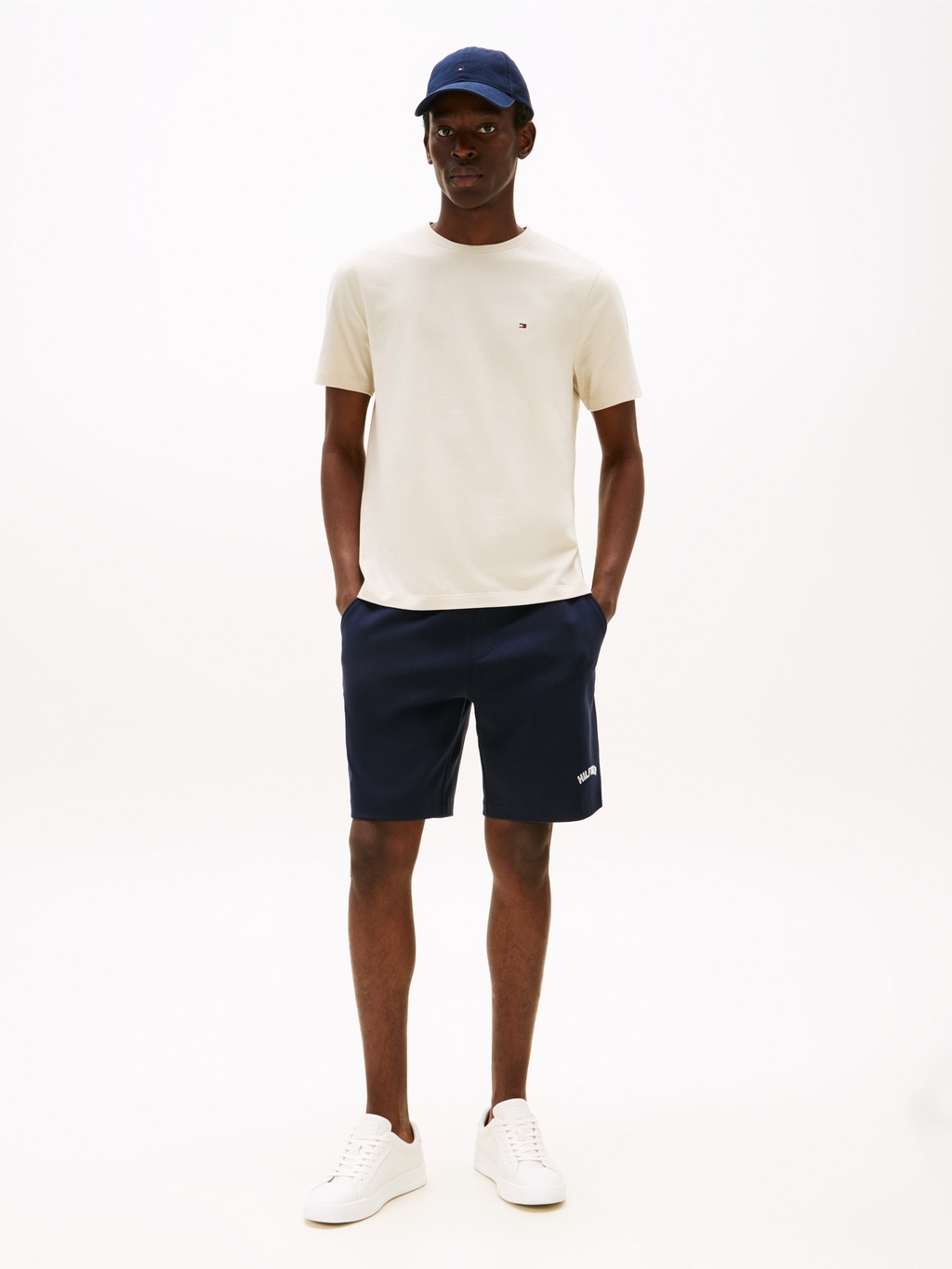 Tommy Hilfiger T-Shirt "ESSENTIAL REG FIT SOLID TEE mit Stickerei und Rundh günstig online kaufen