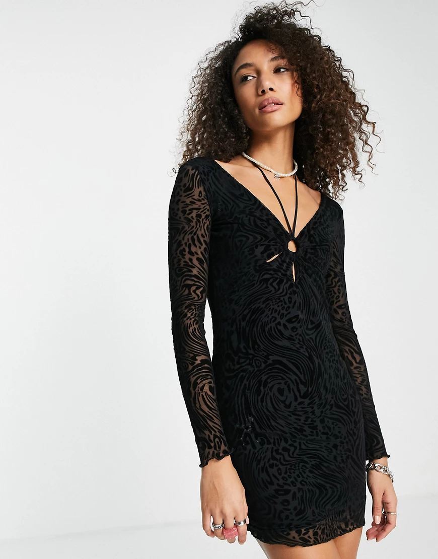 Bershka – Minikleid in Schwarz mit Jacquard-Muster und überkreuzten Riemen günstig online kaufen