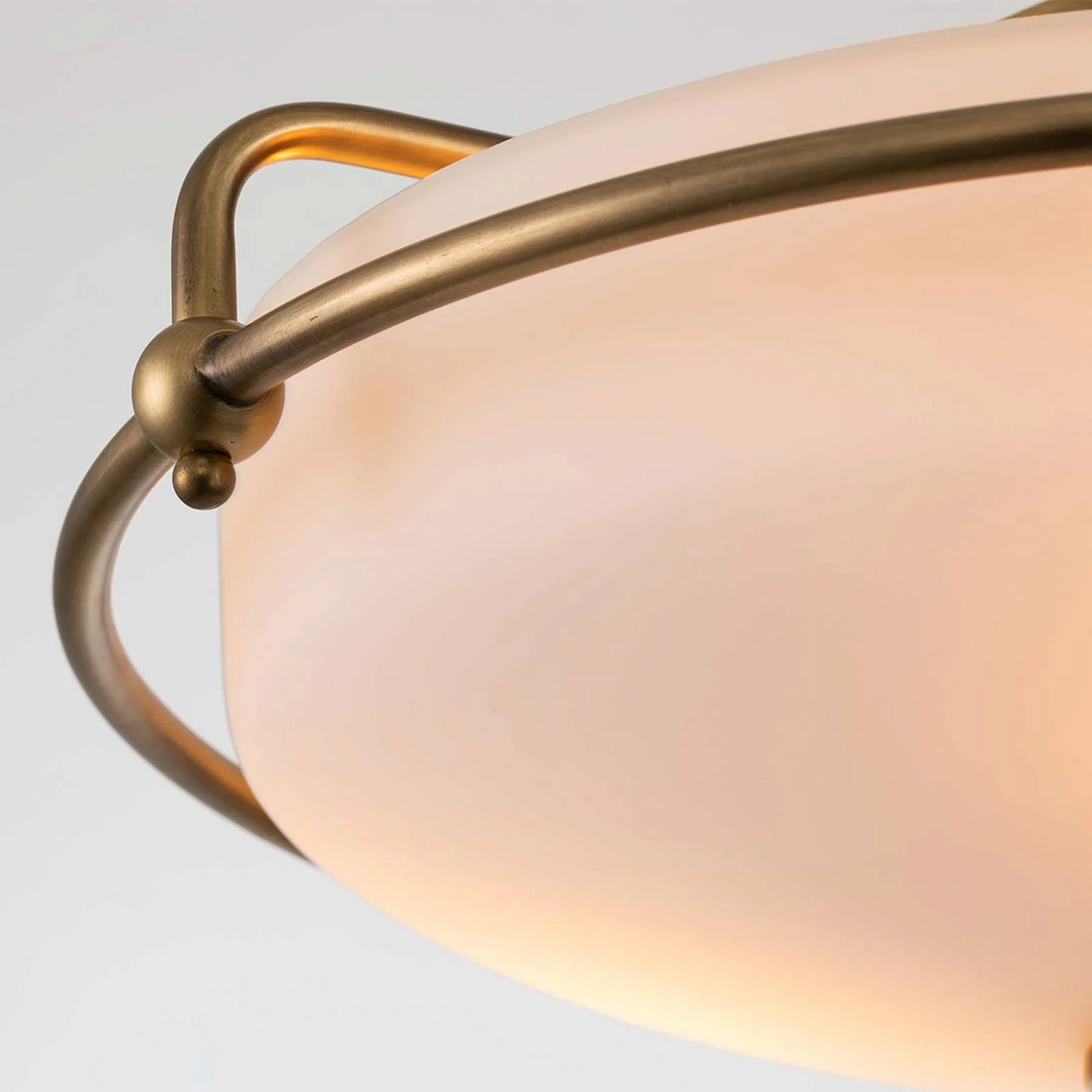 Deckenleuchte Griffin F, Ø 42 cm, Opalglasschirm, messing günstig online kaufen