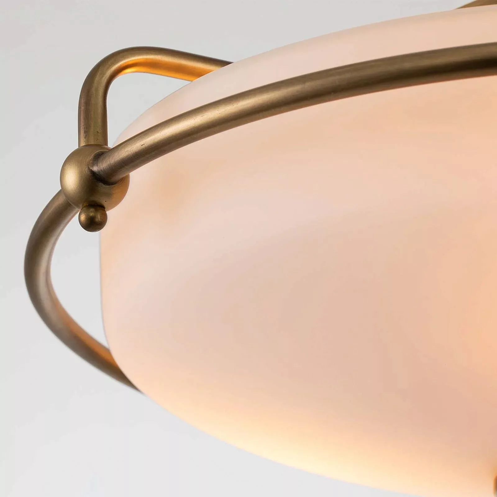 Deckenleuchte Griffin F, Ø 42 cm, Opalglasschirm, messing günstig online kaufen