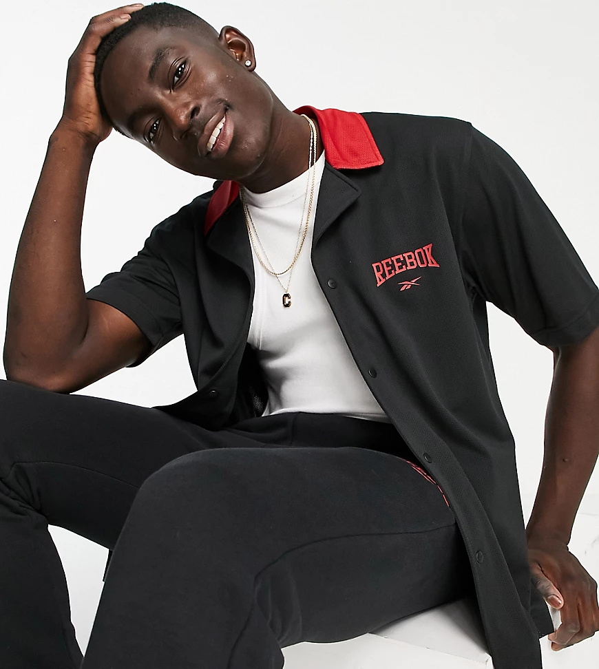 Reebok – Durchgeknöpftes Hemd in Schwarz, exklusiv bei ASOS günstig online kaufen