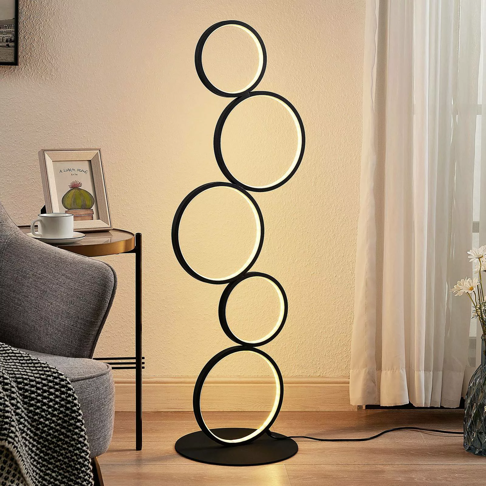 Lindby LED-Stehleuchte Jacek, schwarz, Metall, 110 cm, Ringe günstig online kaufen