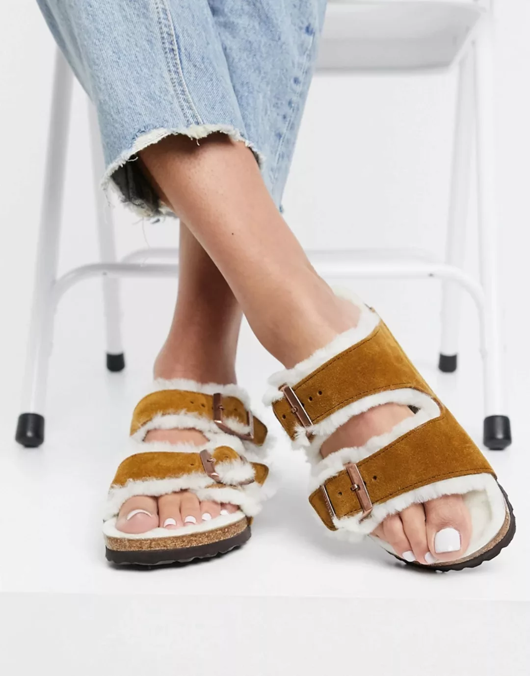 Birkenstock – Arizona – Flache Sandalen in Nerzfarben mit Kunstpelzfutter-B günstig online kaufen