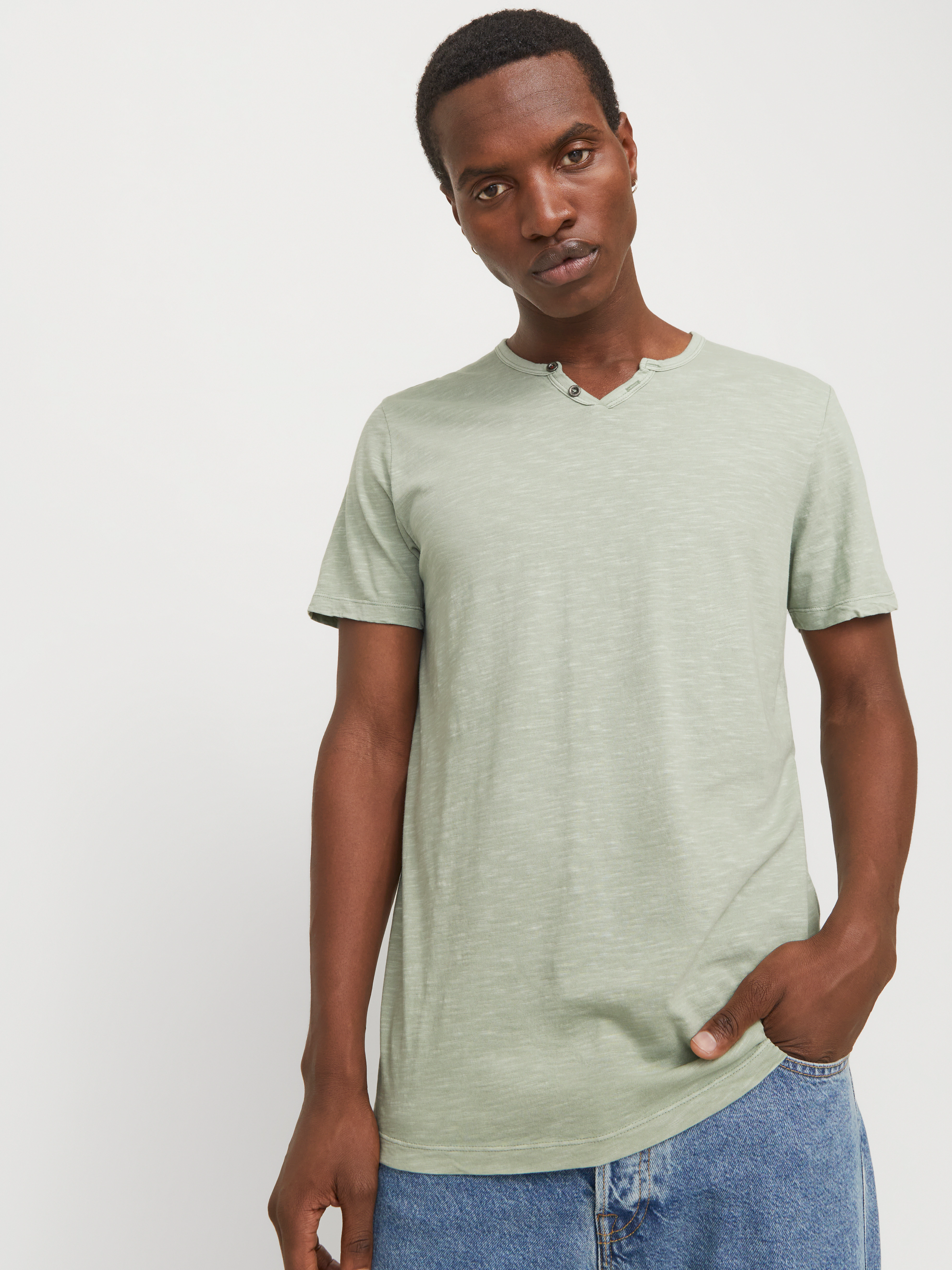 Jack & Jones T-Shirt "JJESPLIT NECK TEE SS NOOS", mit V-Ausschnitt günstig online kaufen