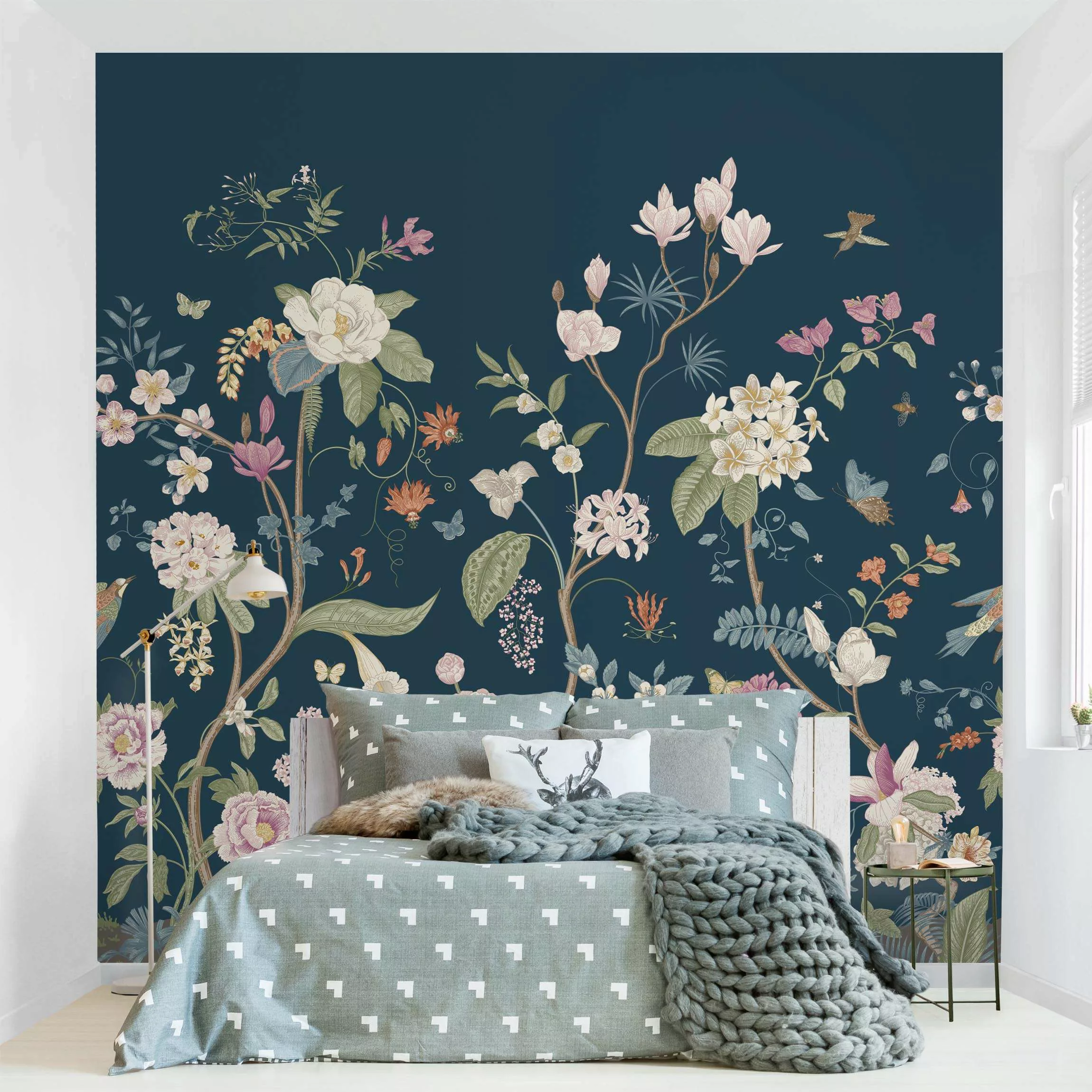 Fototapete Illustrierte Blumen Chinoiserie auf Dunkelblau günstig online kaufen