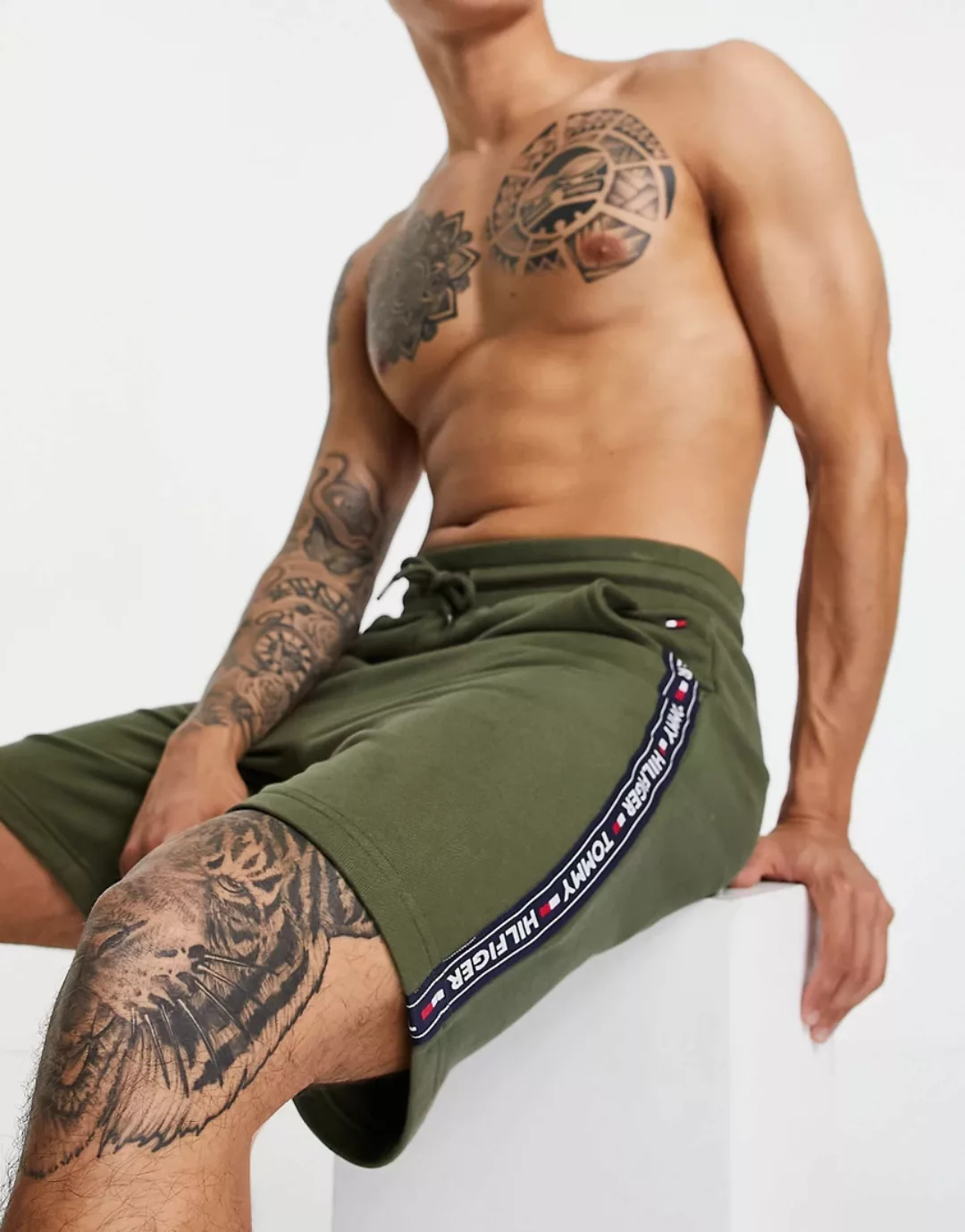 Tommy Hilfiger – Lounge-Shorts mit Logo-Zierstreifen in Grün günstig online kaufen
