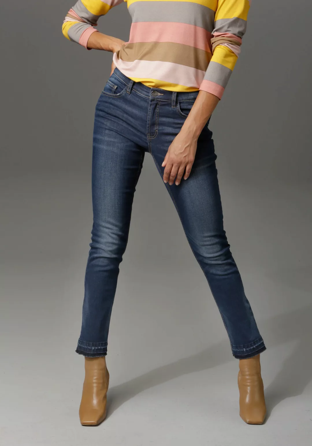 Aniston CASUAL Bootcut-Jeans mit trendiger Waschung am leicht ausgefranstem günstig online kaufen