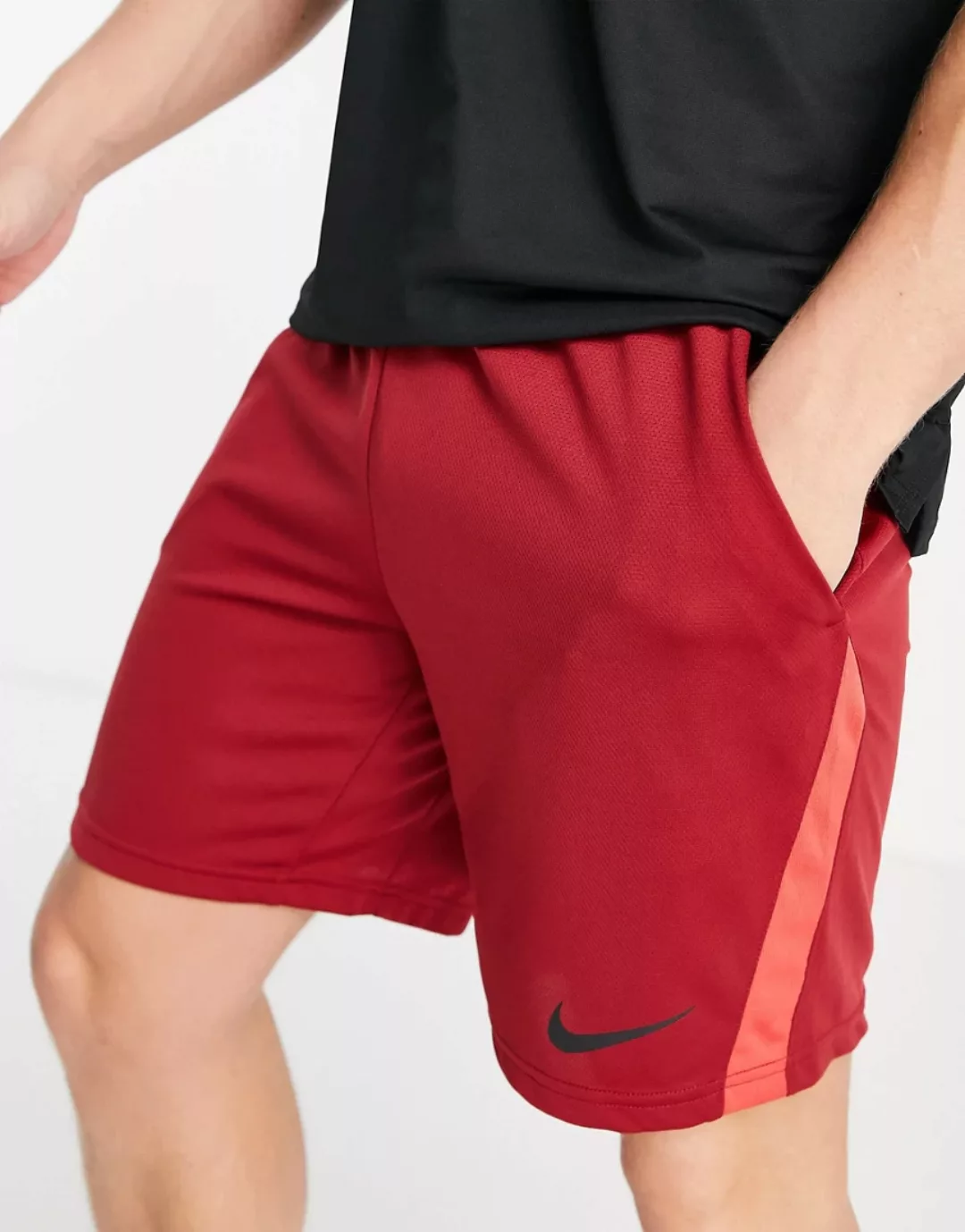 Nike Training – Shorts aus Strick in Rot günstig online kaufen