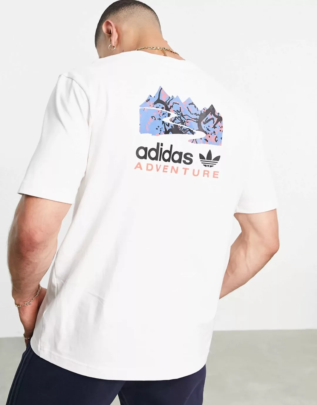 adidas Originals – T-Shirt in Weiß mit Adventure-Rückenprint günstig online kaufen