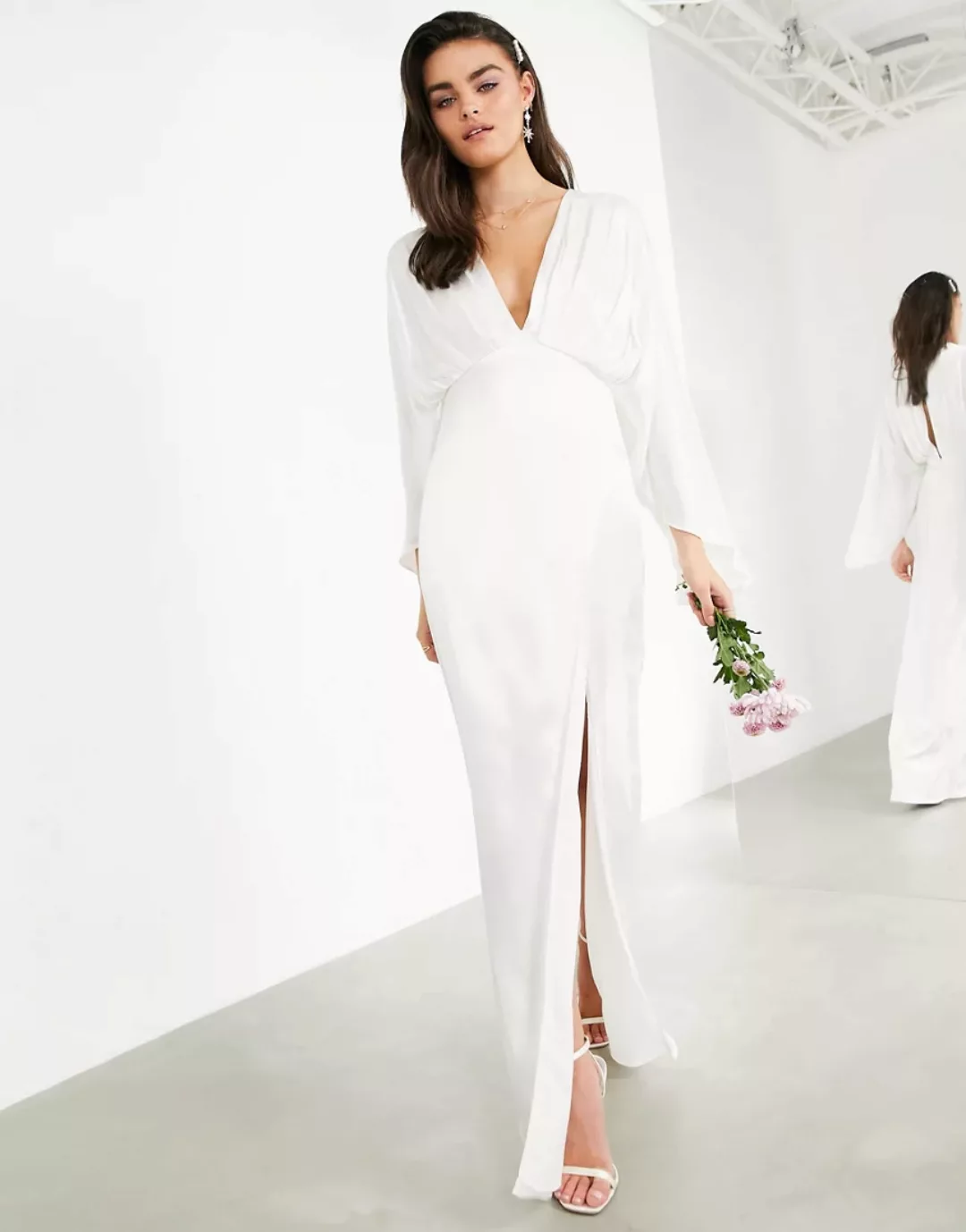 ASOS EDITION – Cari – Satin-Hochzeitskleid im Wickeldesign mit Kimonoärmeln günstig online kaufen