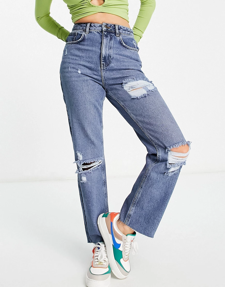 NA-KD – Gerade geschnittene, zerrissene Jeans in Hellblau günstig online kaufen