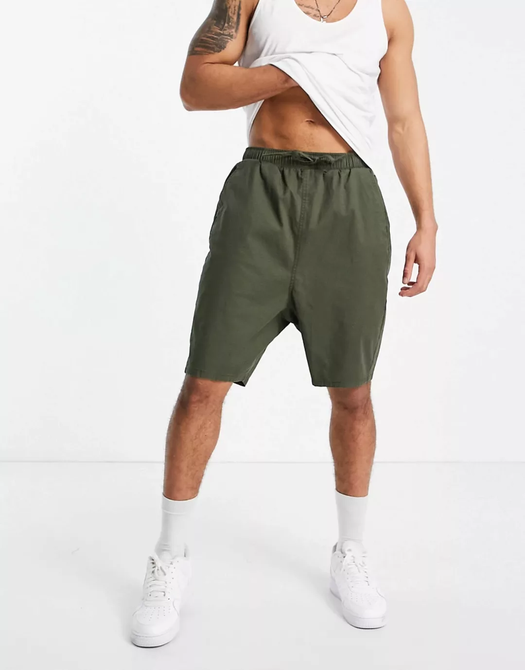 ASOS – Shorts mit niedrigem Schnitt in Khaki-Grün günstig online kaufen