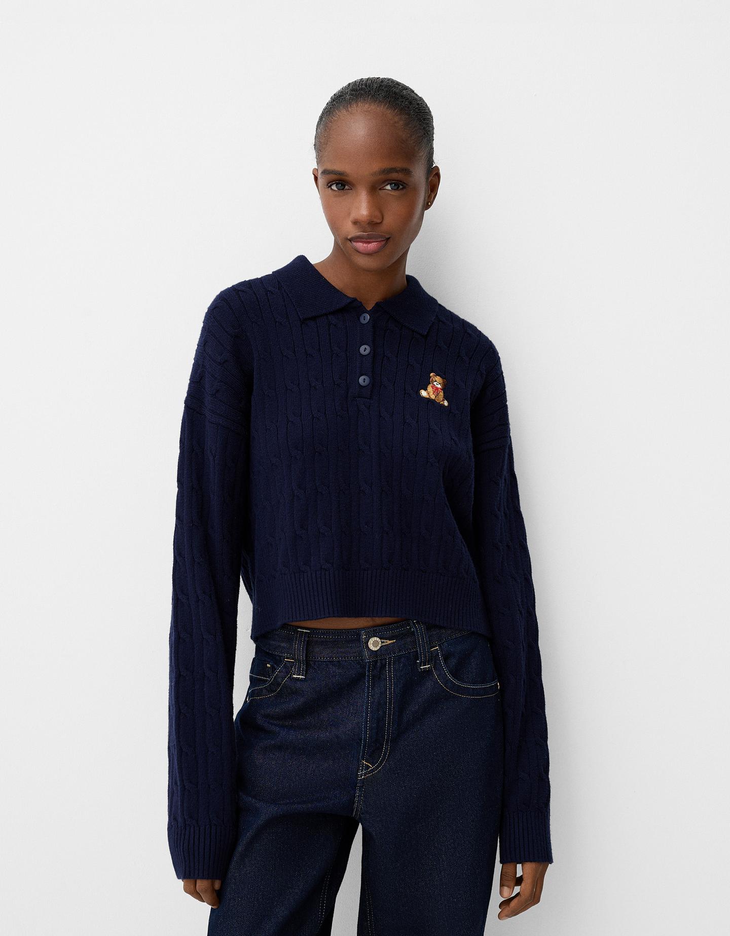 Bershka Pullover Mit Polo-Kragen Und Stickerei Damen M Blau günstig online kaufen