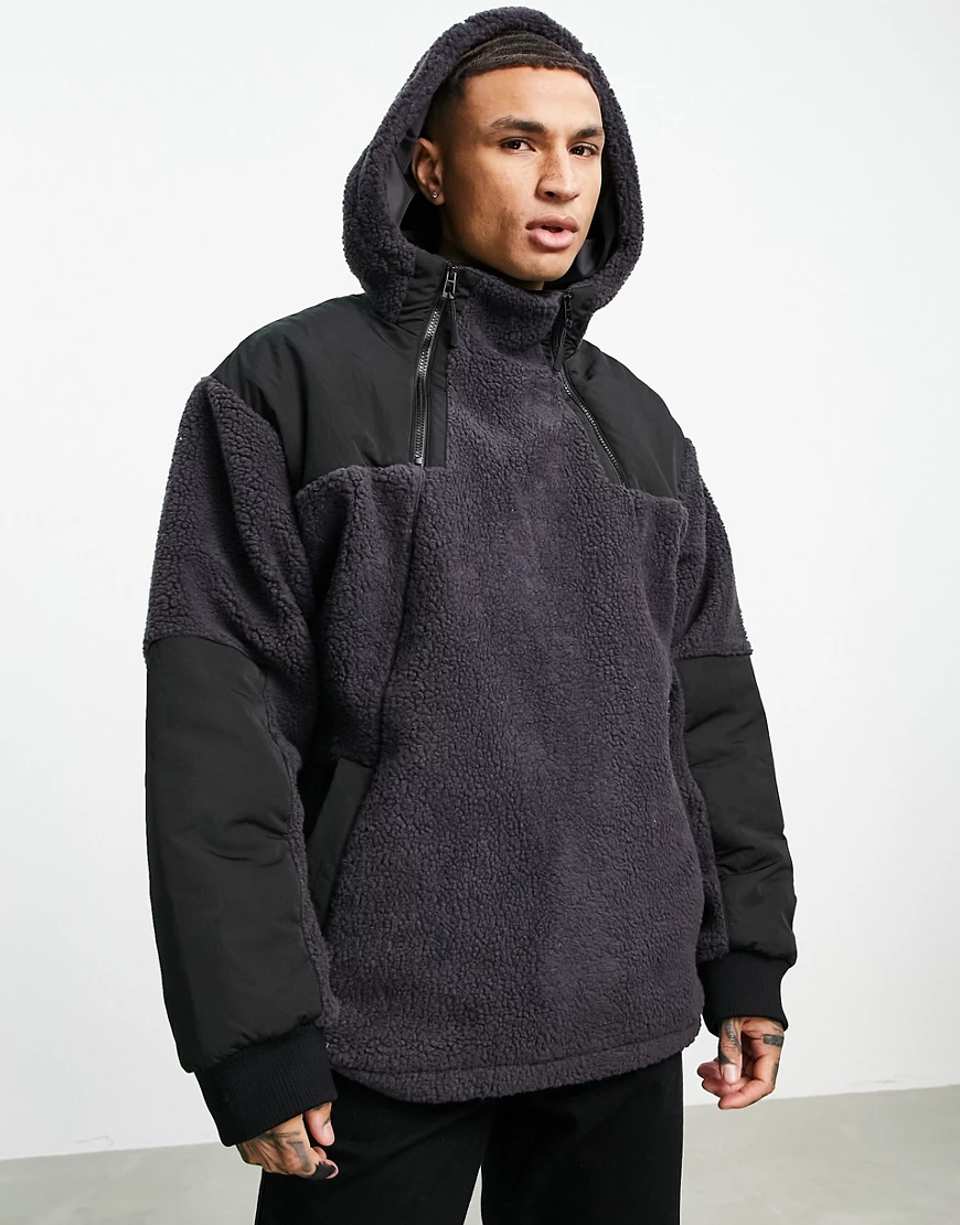 Topman – Jacke aus Teddyfell in Schwarz und Anthrazit mit Kapuze günstig online kaufen