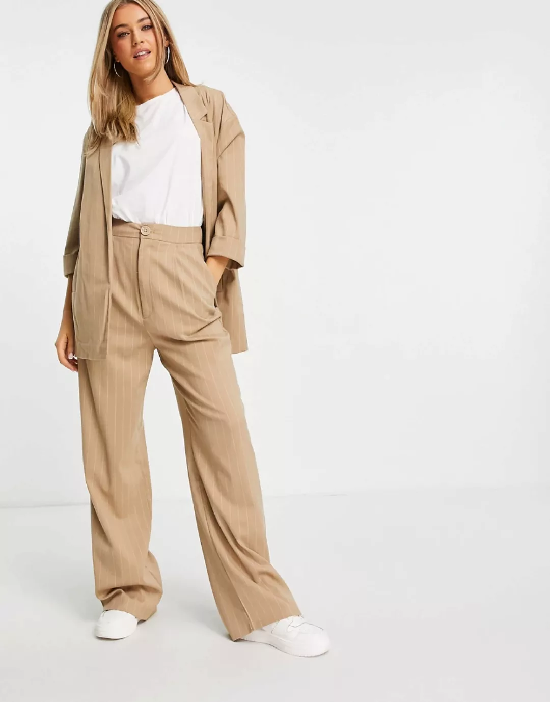 Stradivarius – Locker geschnittene Dad-Hose mit weitem Bein und Nadelstreif günstig online kaufen