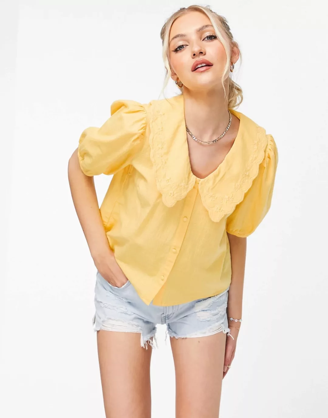 Pieces – Bluse mit auffälligem Kragen und Puffärmeln in Gelb günstig online kaufen