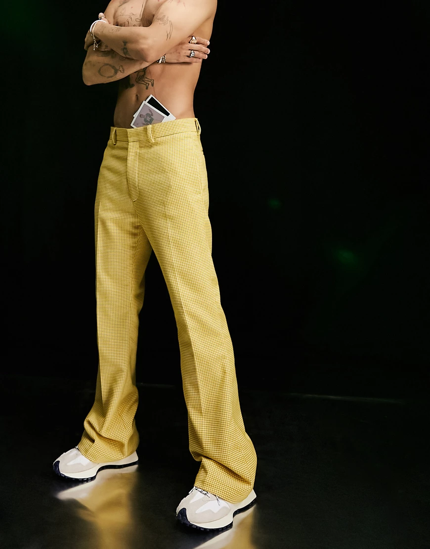 ASOS DESIGN – Elegante, ausgestellte Hose in Gelb mit Hahnentrittmuster-Rot günstig online kaufen