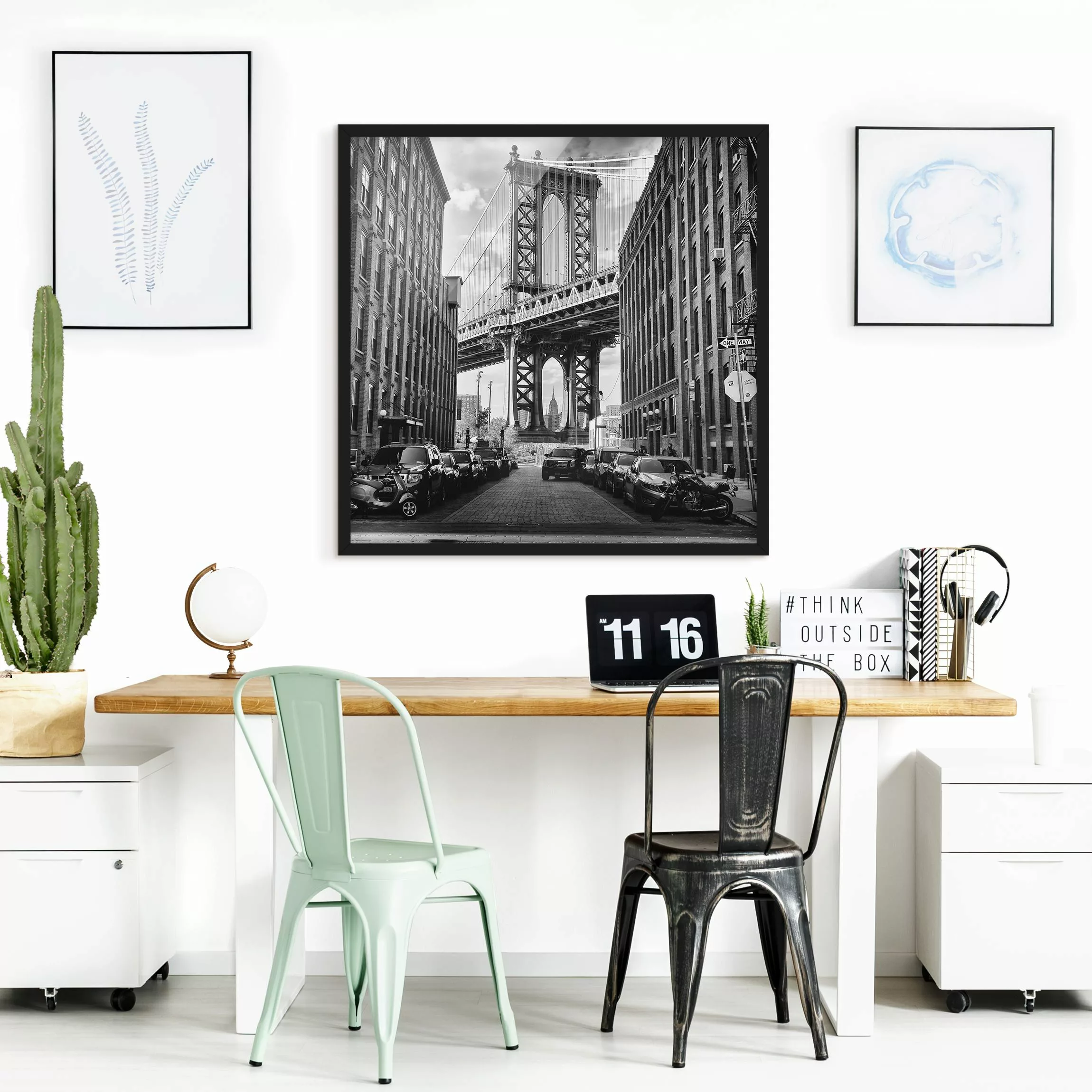 Bild mit Rahmen Architektur & Skyline - Quadrat Manhattan Bridge in America günstig online kaufen