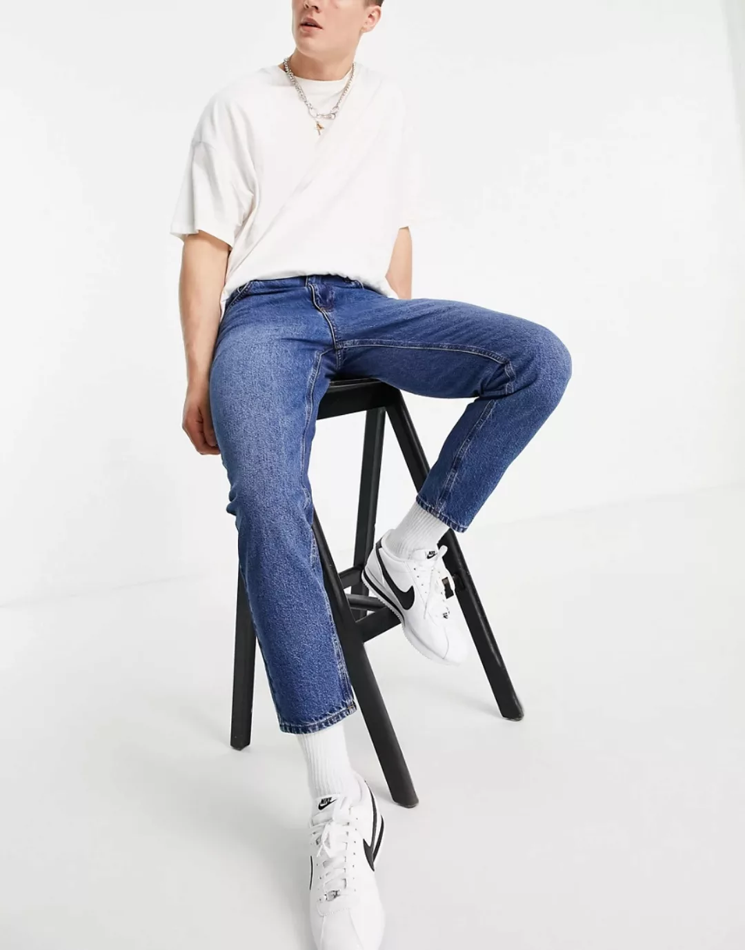 ASOS DESIGN – Klassische, steife Jeans in mittelblauer Vintage-Waschung günstig online kaufen