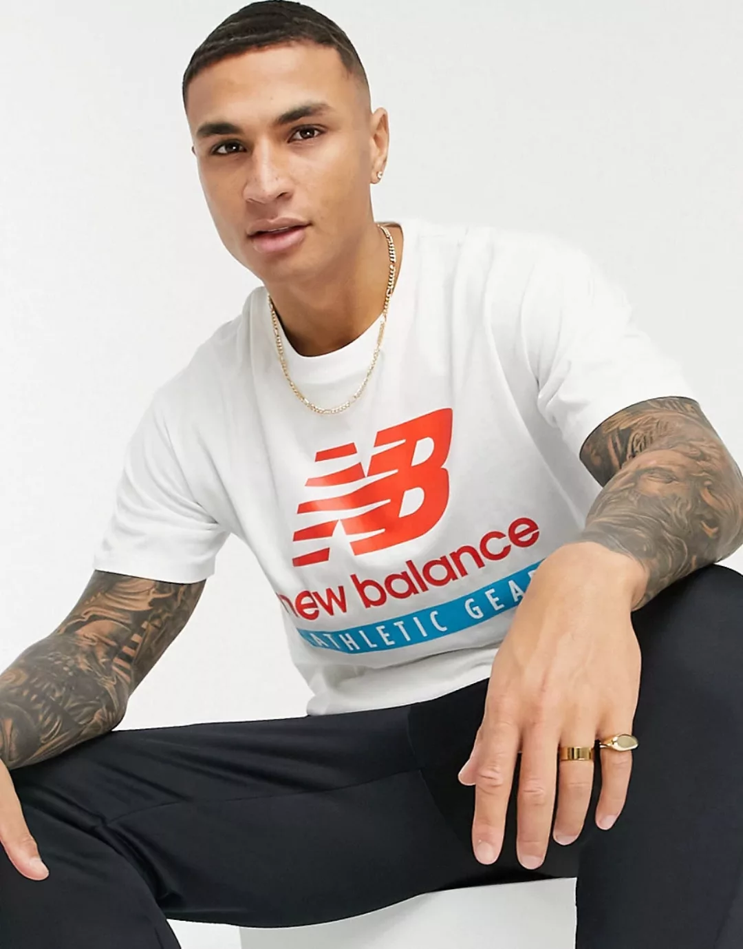 New Balance – T-Shirt mit Label-Logo in Weiß günstig online kaufen