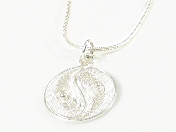 Schlangenkette Mit Einem Silbernen Yin Yang Zeichen 45 Cm günstig online kaufen