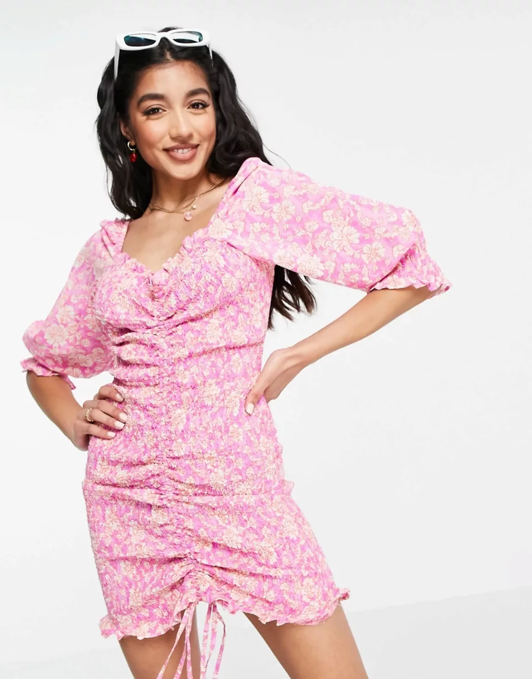 New Look – Gerafftes Minikleid mit herzförmigem Ausschnitt rosa geblümt günstig online kaufen