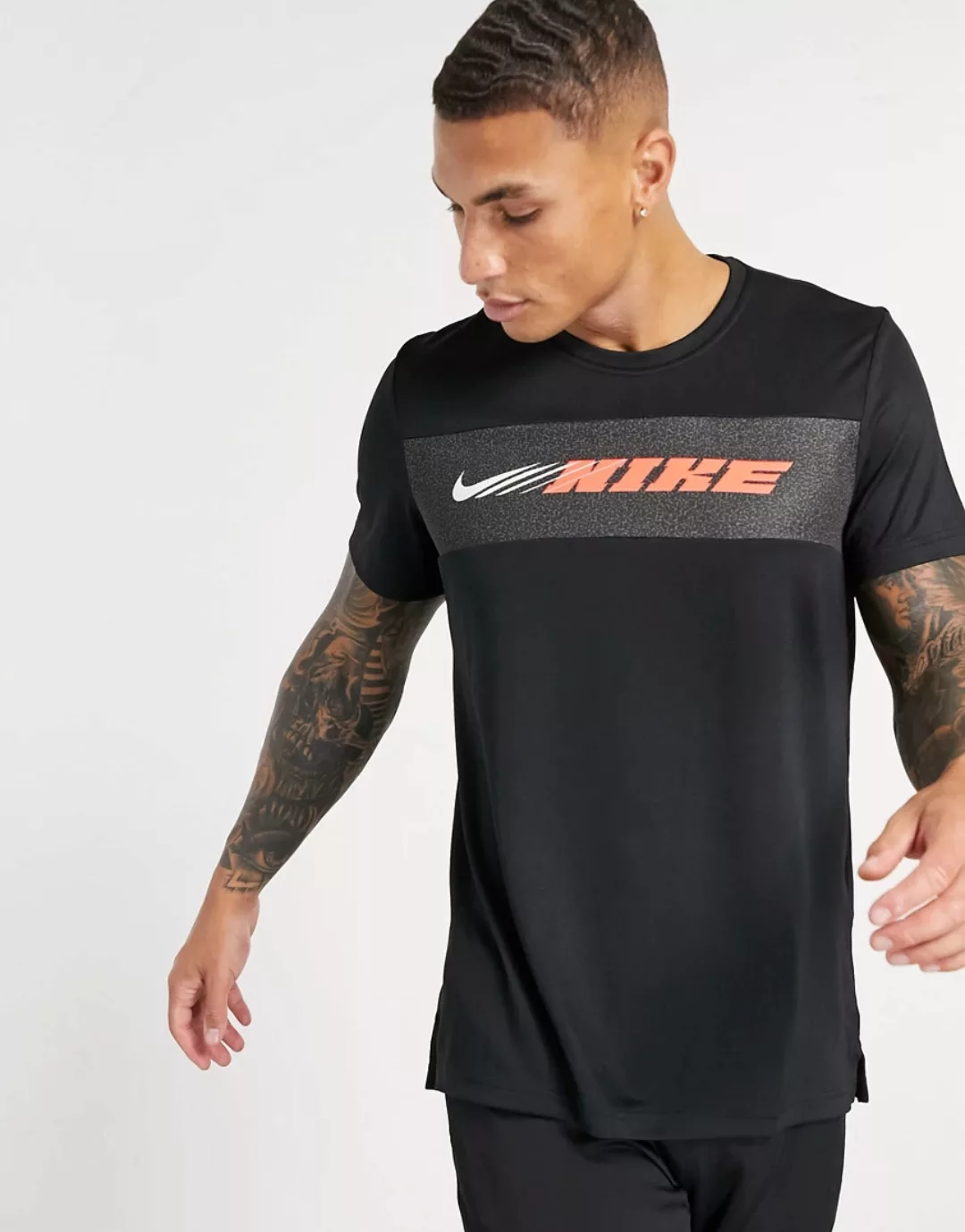 Nike Training – Sport Clash – T-Shirt mit Logo in Beige-Schwarz günstig online kaufen