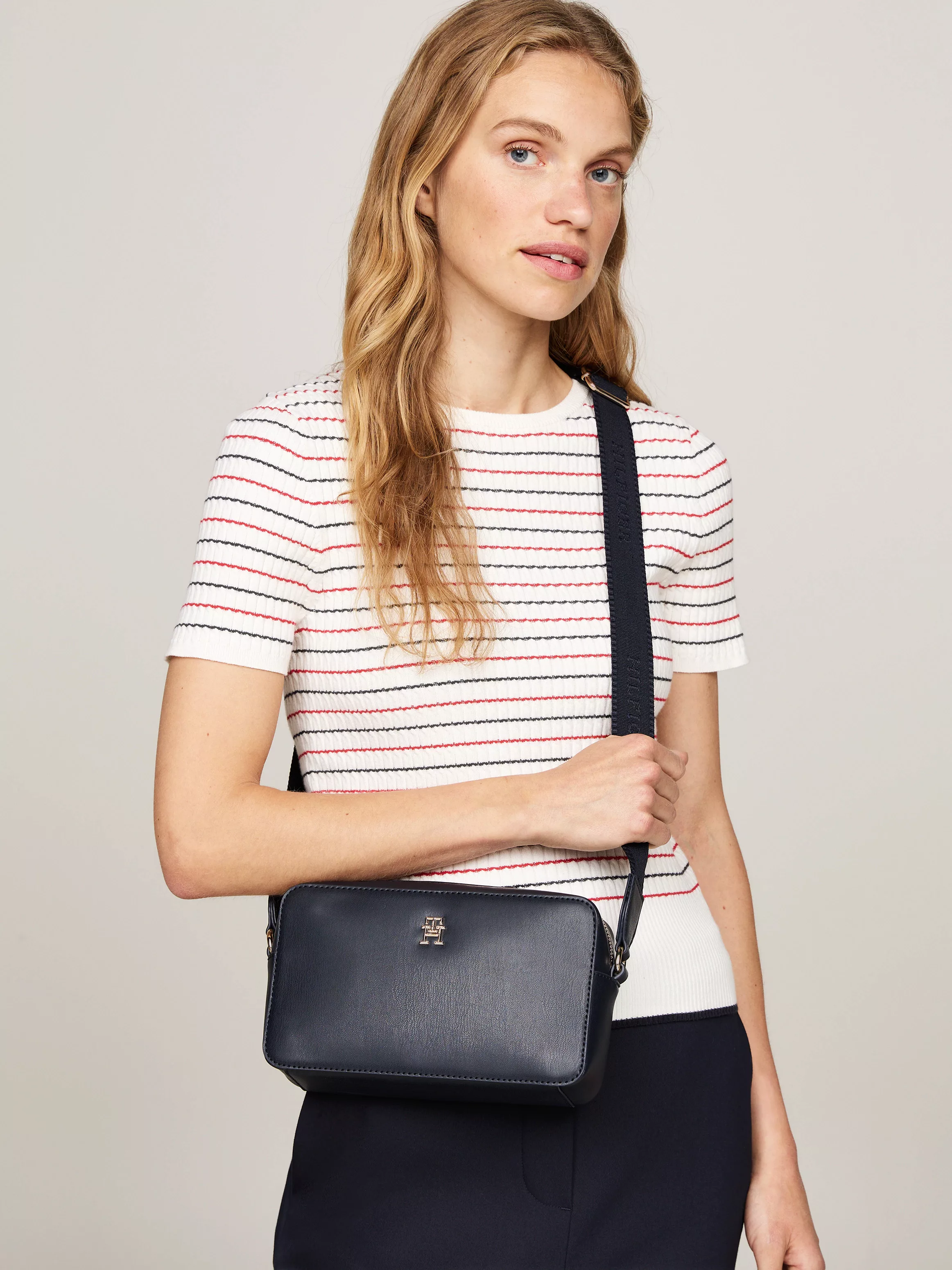 Tommy Hilfiger Umhängetasche "Women TH MONOTYPE CAMERA BAG Crossover", Dame günstig online kaufen