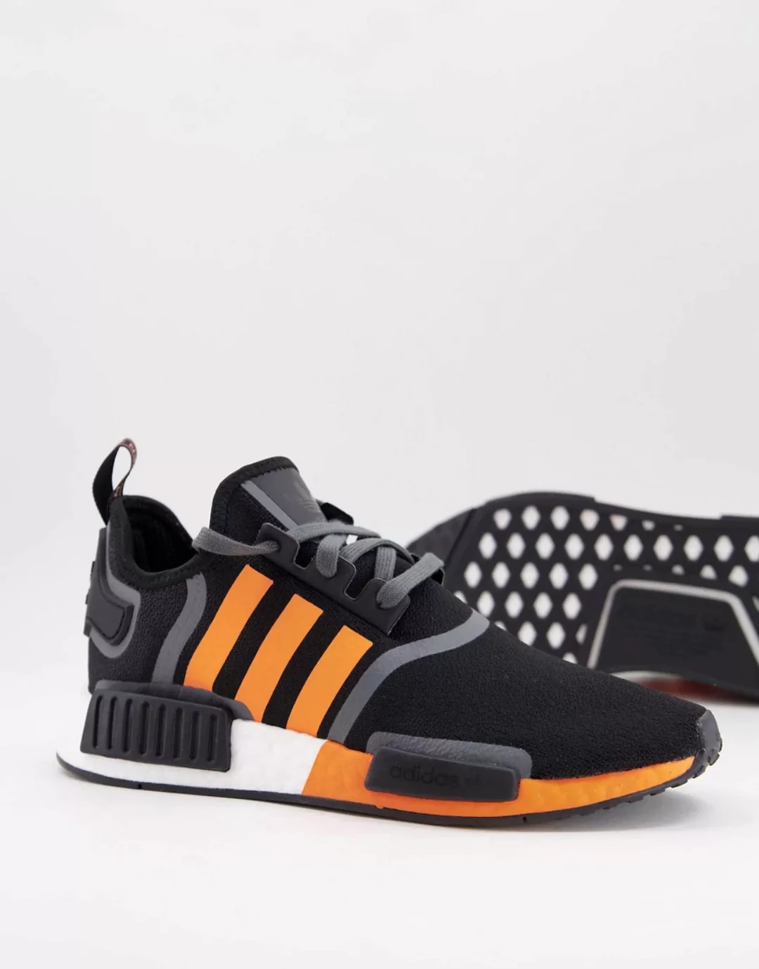 adidas Originals – NMD_R1 – Sneaker in Schwarz mit orangefarbenen Streifen günstig online kaufen