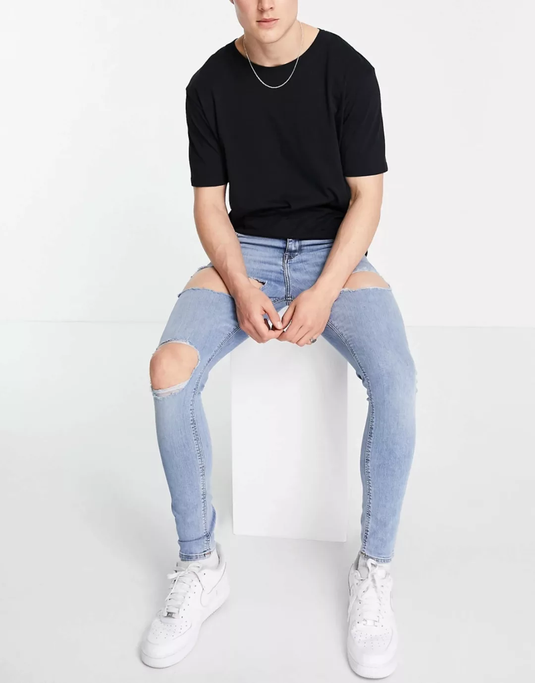 ASOS DESIGN – Hautenge Jeans mit Powerstretch in heller Waschung mit Zierri günstig online kaufen