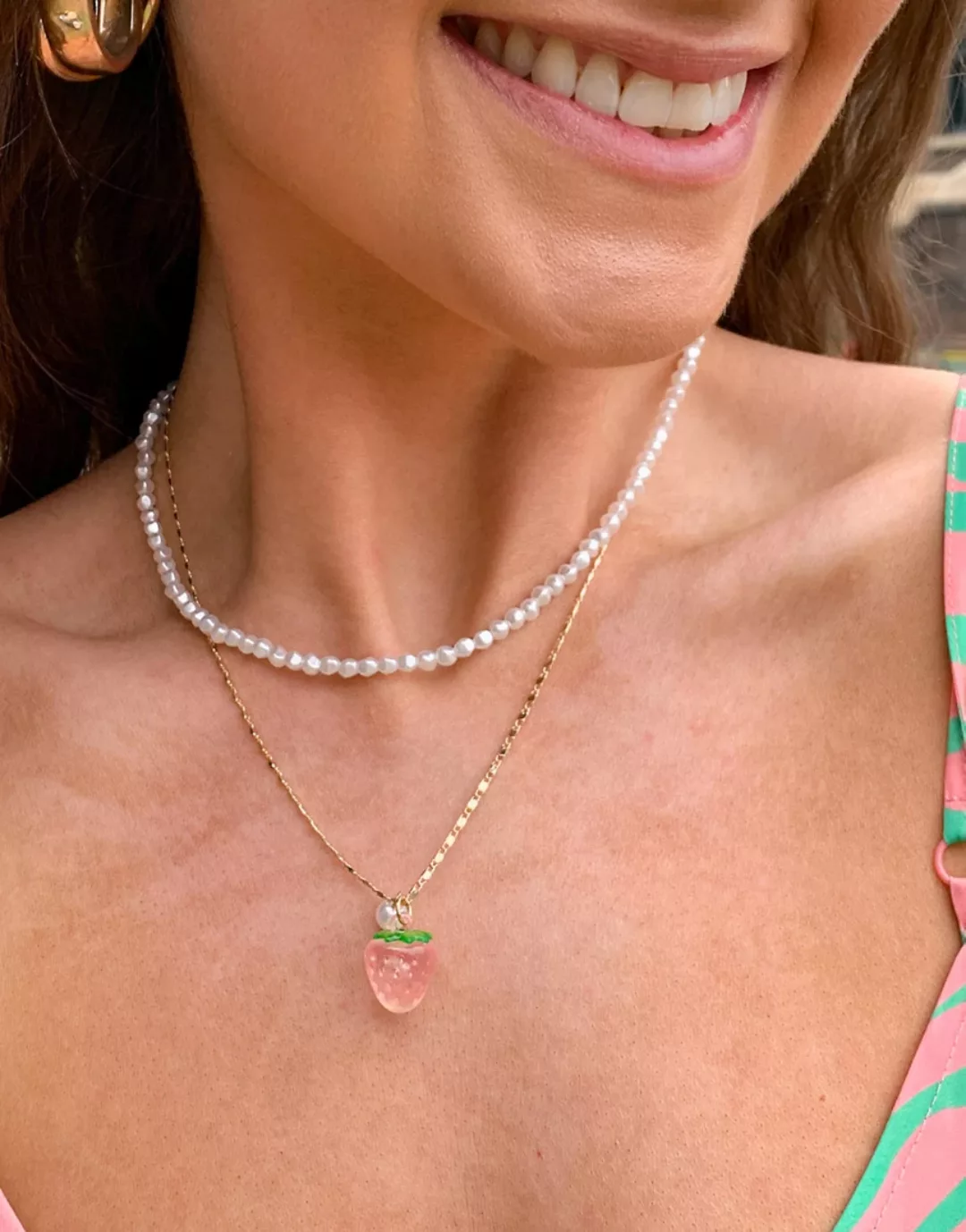 ASOS DESIGN – Mehrreihige, goldfarbene Halskette mit Perlen- und Erdbeeranh günstig online kaufen