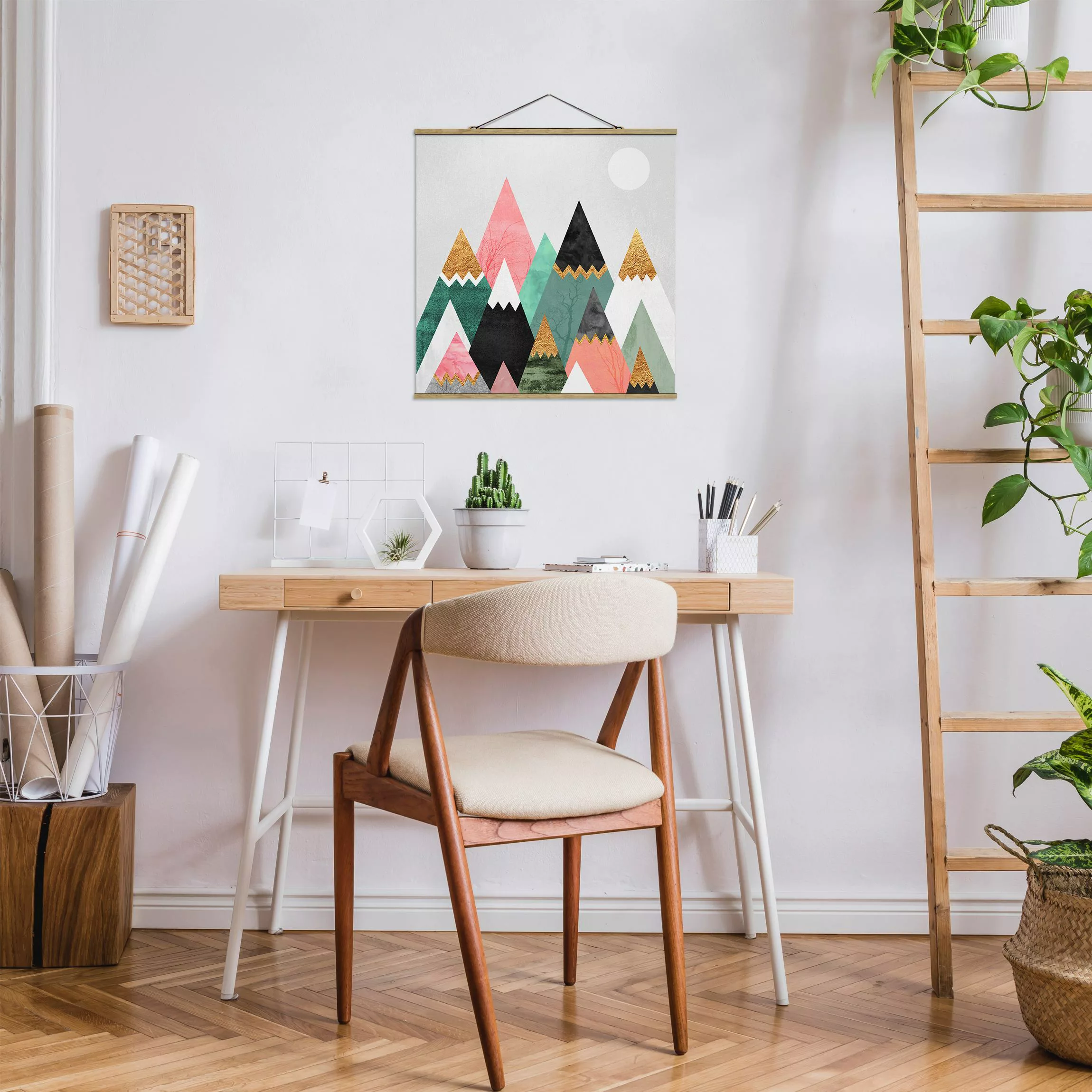 Stoffbild Kinderzimmer mit Posterleisten - Quadrat Dreieckige Berge mit Gol günstig online kaufen